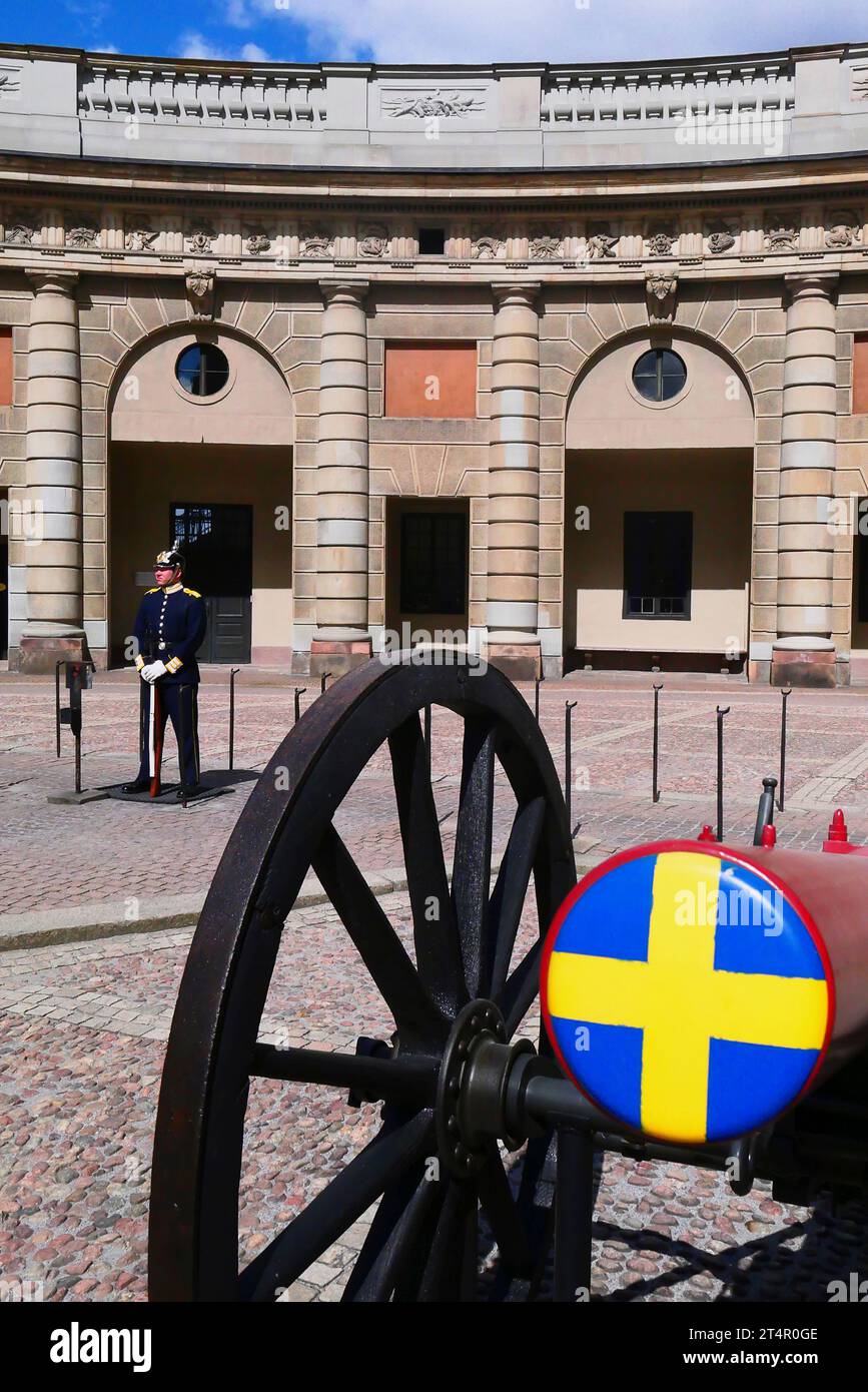 Schweden, Stockholm, königliche Palastwache neben Kanon mit schwedischem Emblem auf dem Fass. Stockfoto