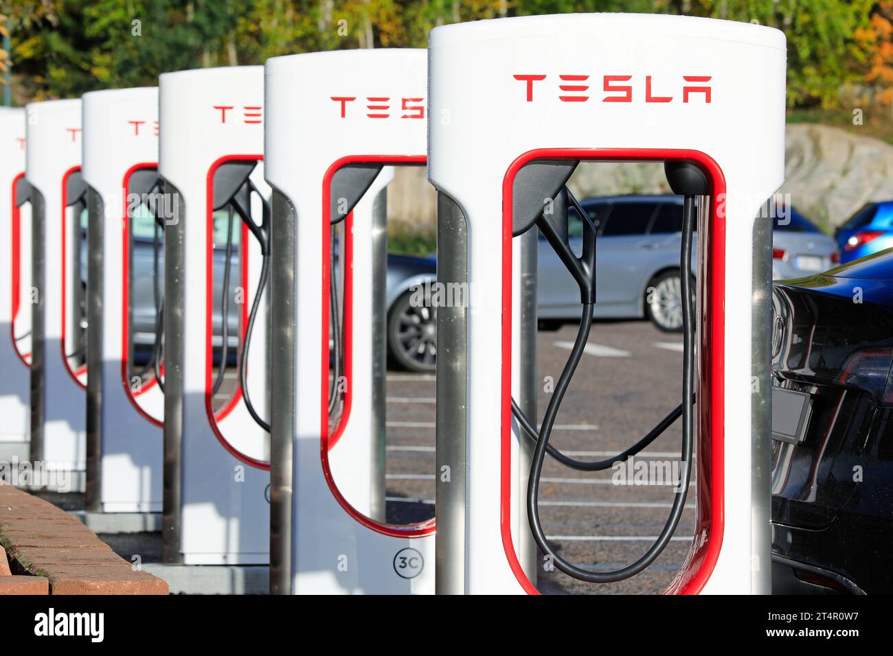 Kürzlich eröffnet (28. September 2023) Tesla Supercharger Ladestation Salo, Finnland mit 12 EV-Ladestationen. Salo, Finnland. Oktober 2023. Stockfoto