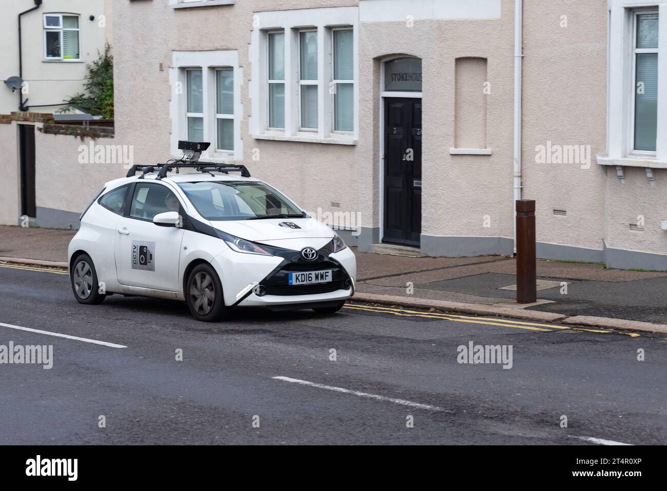 Überwachungsfahrzeug fährt auf einer Straße in Southend on Sea, Essex, Großbritannien. Mobiles Fernseh-Kamera-Fahrzeug mit geschlossenem Stromkreis Stockfoto