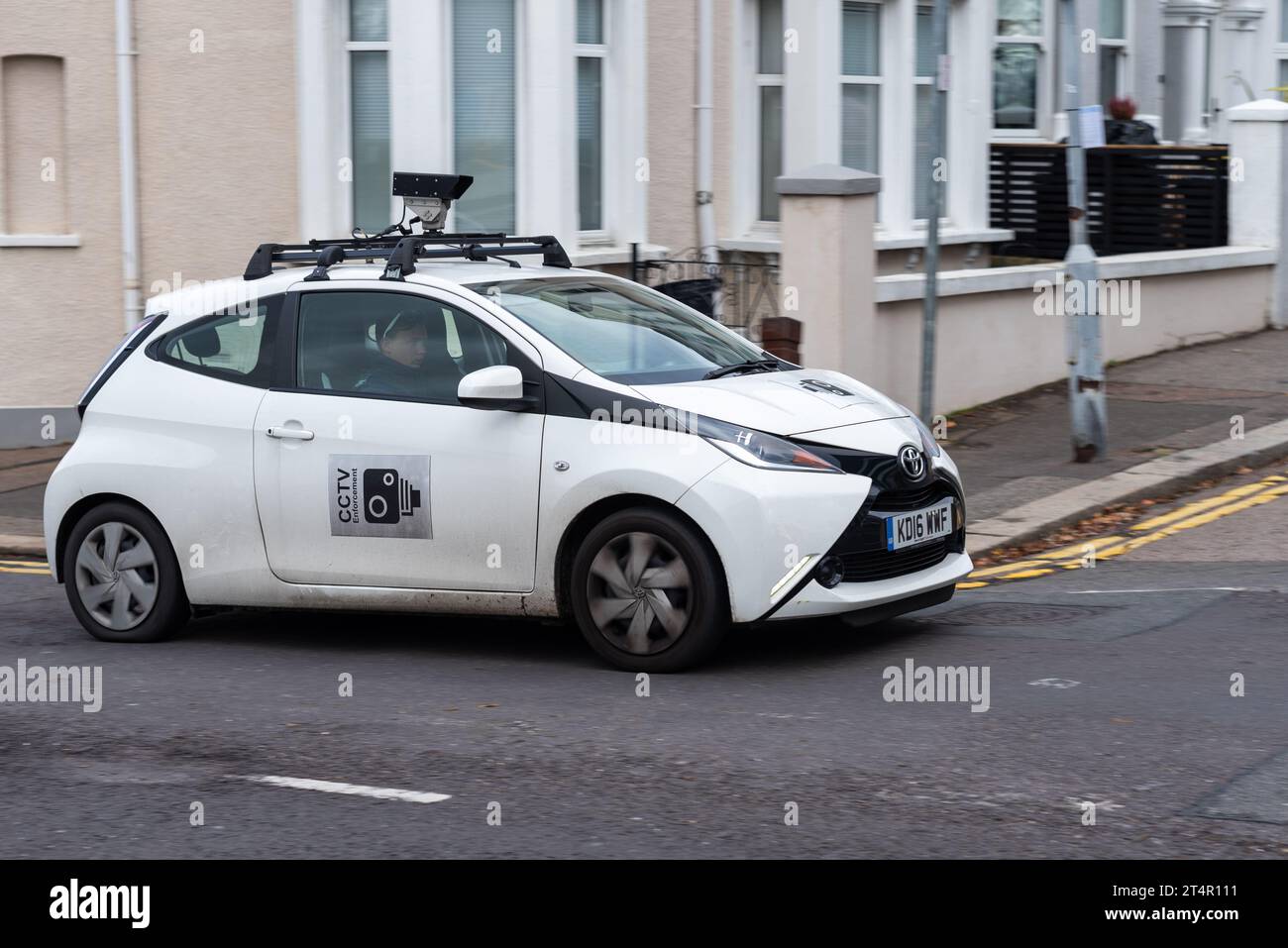 Überwachungsfahrzeug fährt auf einer Straße in Southend on Sea, Essex, Großbritannien. Mobiles Fernseh-Kamera-Fahrzeug mit geschlossenem Stromkreis Stockfoto