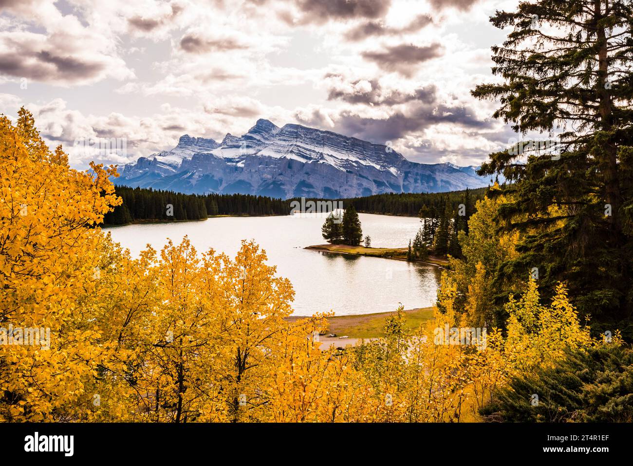 Mount Rundle vom Lake Two Jack, Banff, Alberta, Kanada Stockfoto