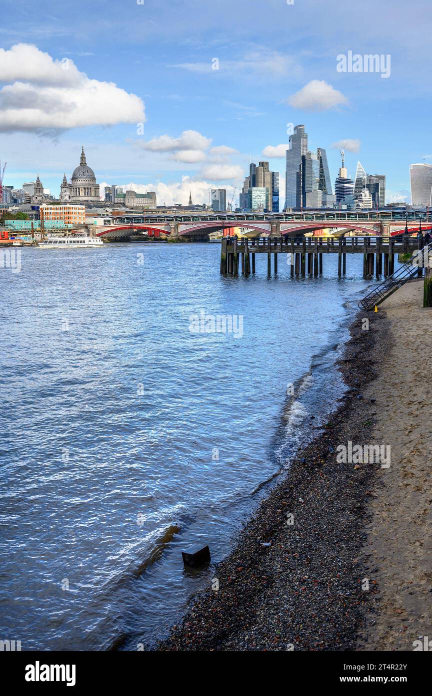 London, England, Großbritannien. Themse bei Ebbe - St Paul's Cathedral und die Skyline der Stadt Stockfoto