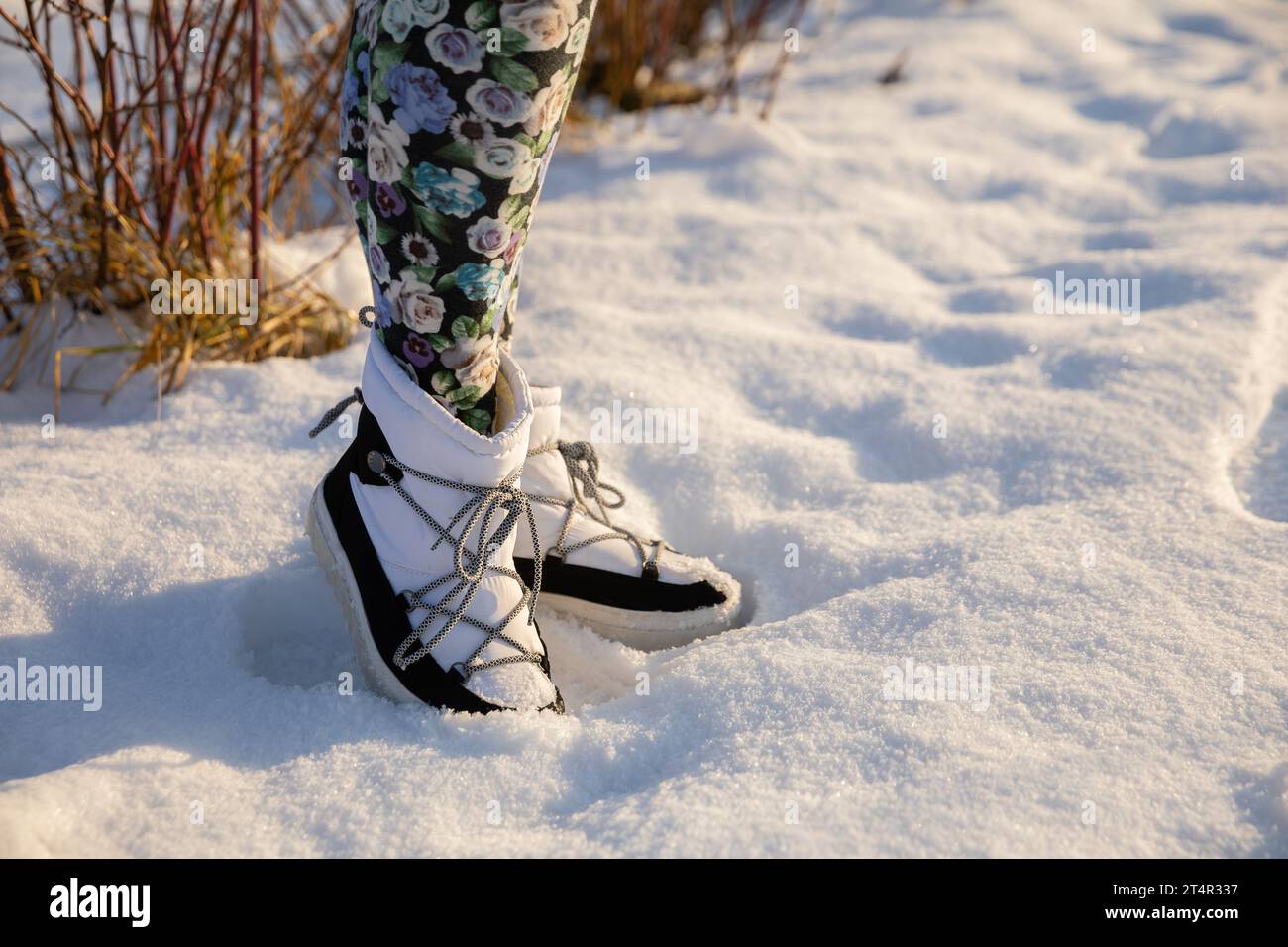 Wenn Sie sich im Winter auf eine Expedition begeben, müssen Sie wasserdichte Stiefel haben. Stockfoto