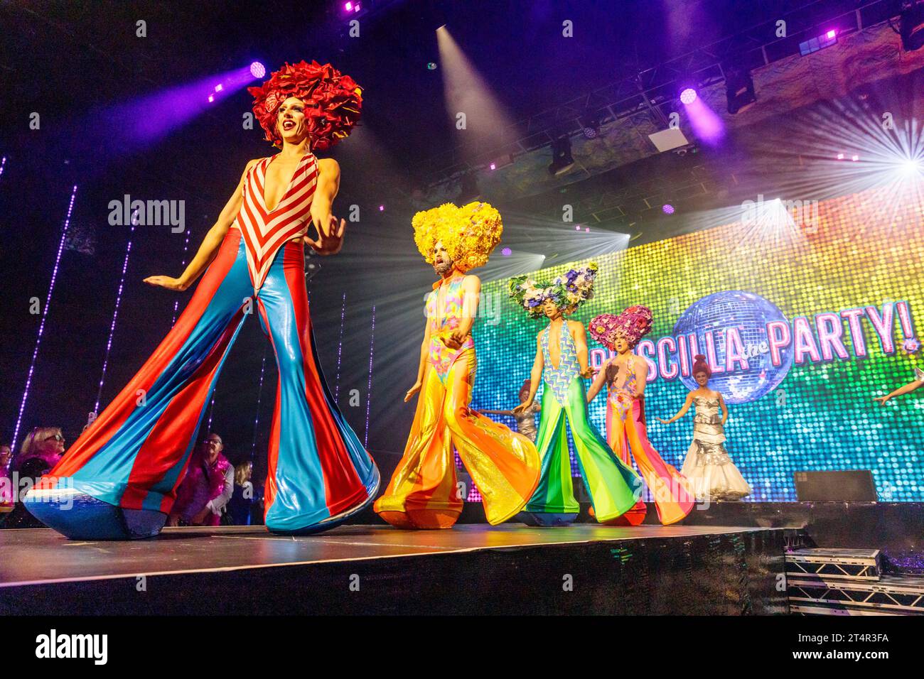 Outernet, London, Großbritannien. November 2023. Priscilla - The Party, die Besetzung bei der Medienvorschau von „Priscilla - The Party“, einer aufregenden und lebendigen, immersiven Show, die Anfang 2024 nach London kommt. Foto: Amanda Rose/Alamy Live News Stockfoto
