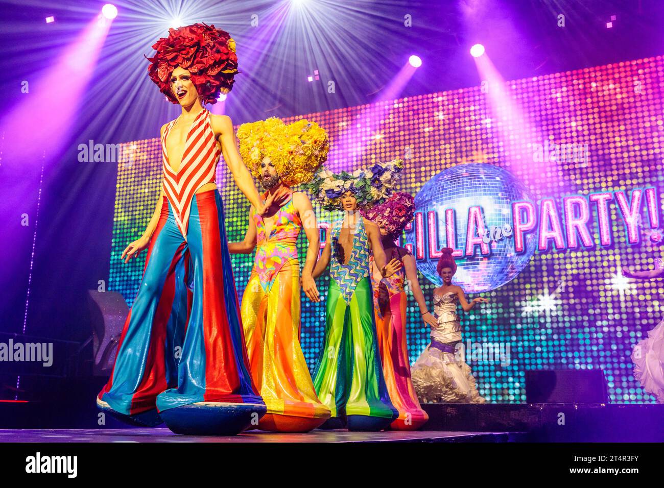 Outernet, London, Großbritannien. November 2023. Priscilla - The Party, die Besetzung bei der Medienvorschau von „Priscilla - The Party“, einer aufregenden und lebendigen, immersiven Show, die Anfang 2024 nach London kommt. Foto: Amanda Rose/Alamy Live News Stockfoto