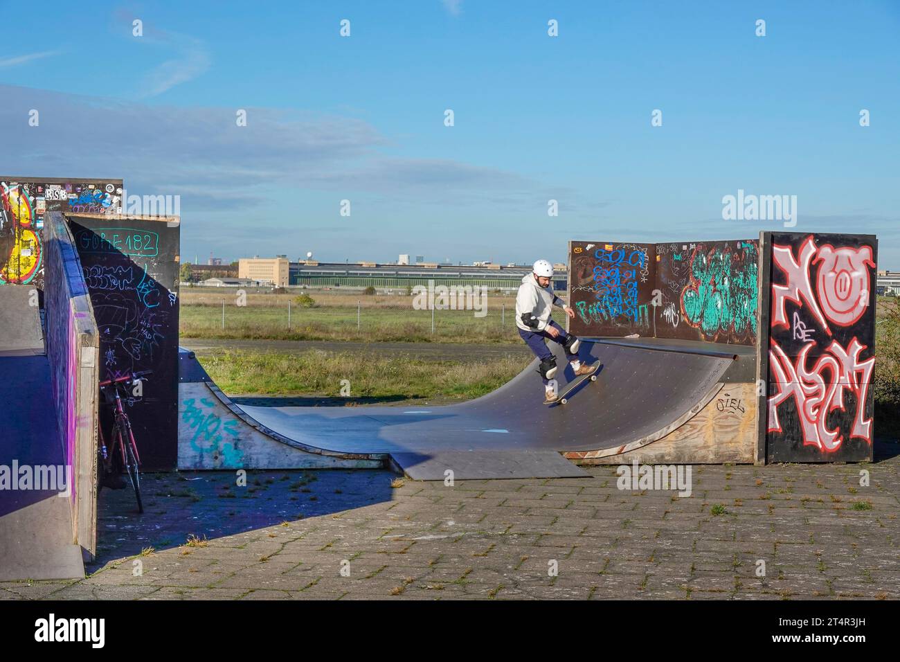 Minirampe und Halfpipe, Skateranlage, Tempelhofer Feld, Tempelhof, Berlin, Deutschland Stockfoto