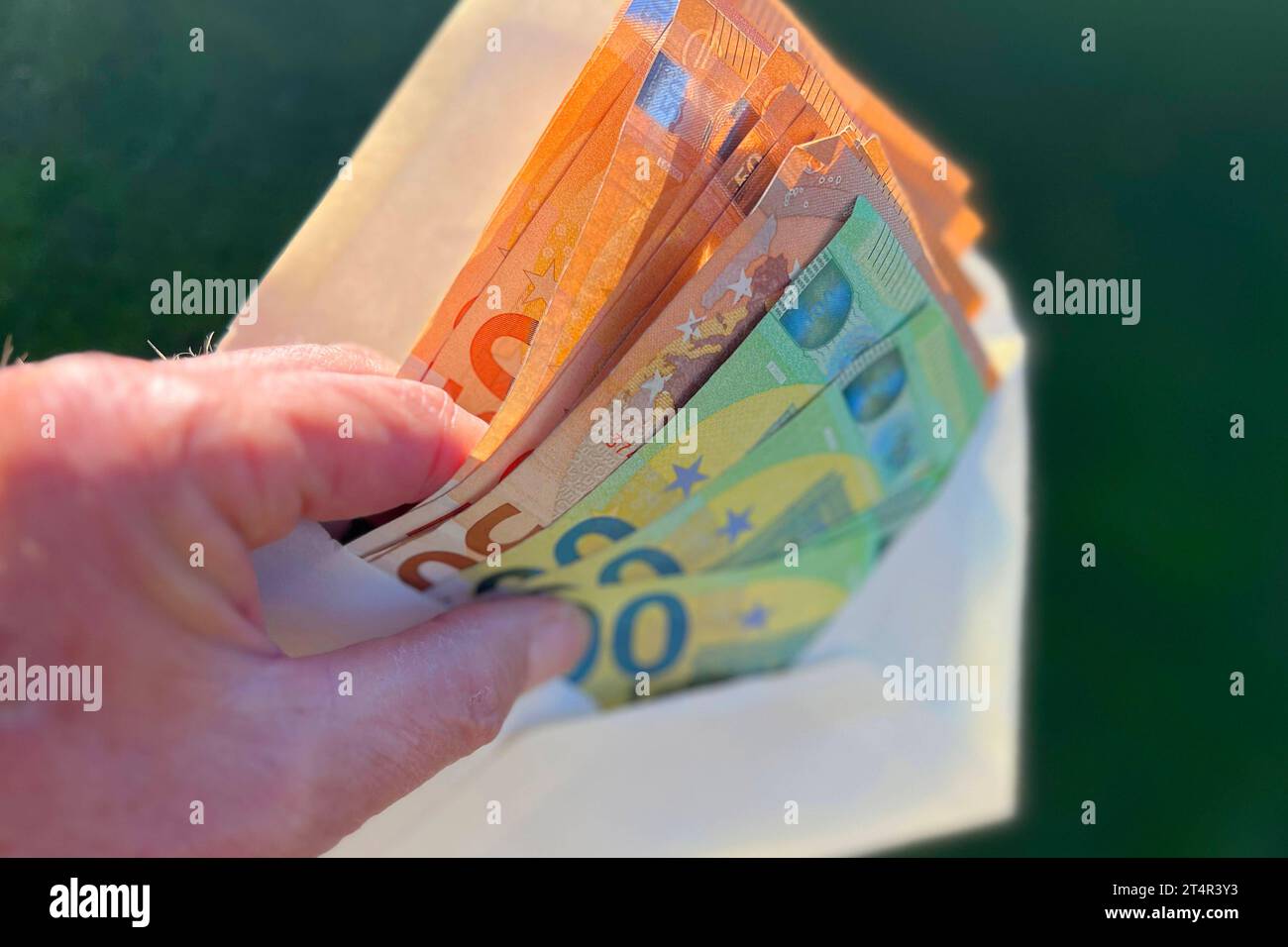 Themenbild,Symbolfoto:Hand greift Geldscheine in einem geoeffneten Umschlag Euro,Sparer,Geld,Bargeld,Geldschein,Geldscheine. Euro Banknoten, Inflation, Sparer, Finderlohn. *** Themenbild, Symbol Foto Hand greift Banknoten in einem geöffneten Umschlag Euro, Sparer, Geld, Bargeld, Banknote, Banknoten Euro-Banknoten, Inflation, Sparer, Finderbelohnung Stockfoto