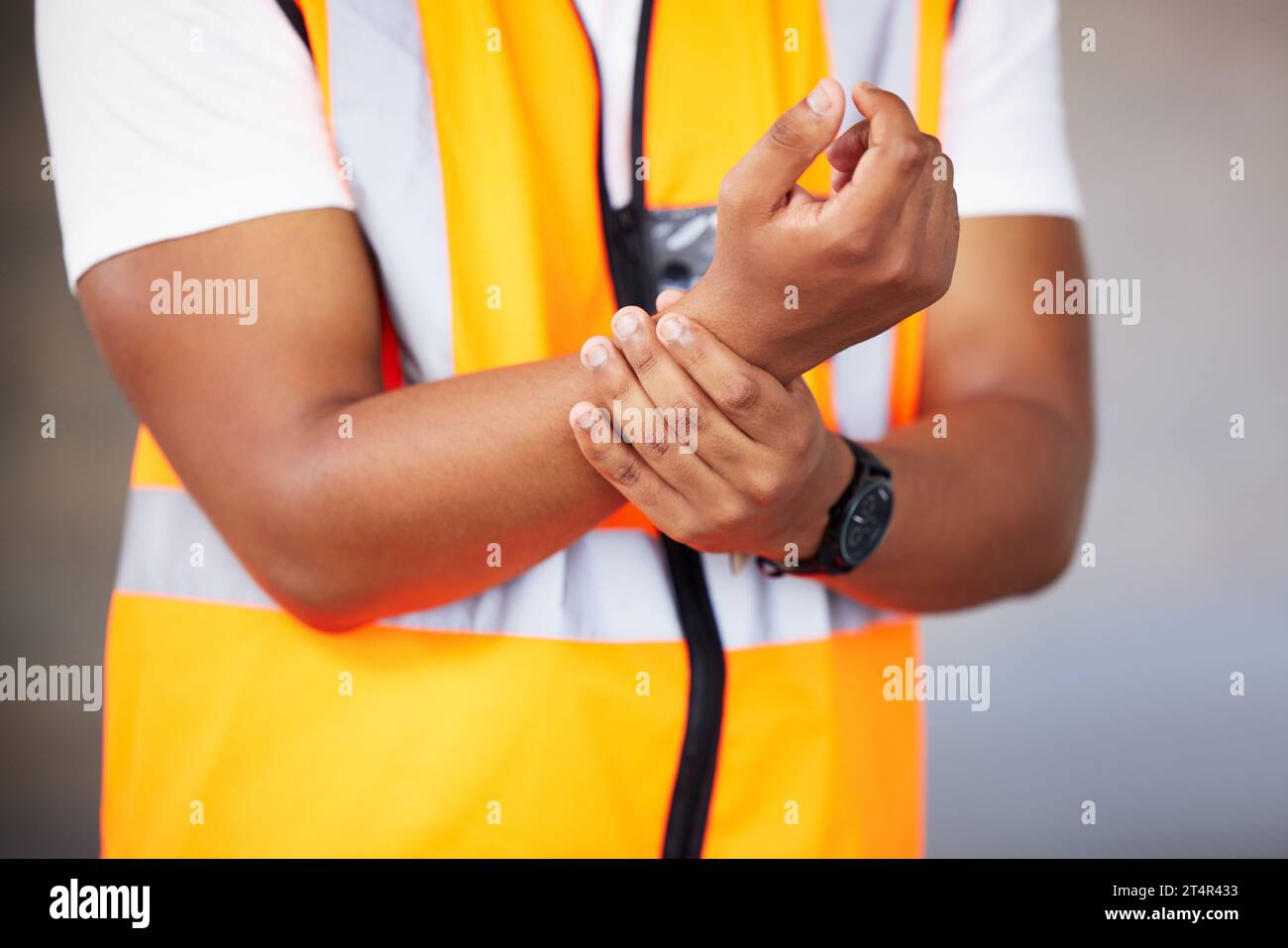 Verschleiß eines Baumeisters. Ein nicht erkennbarer Auftragnehmer hat Schmerzen im Handgelenk. Stockfoto