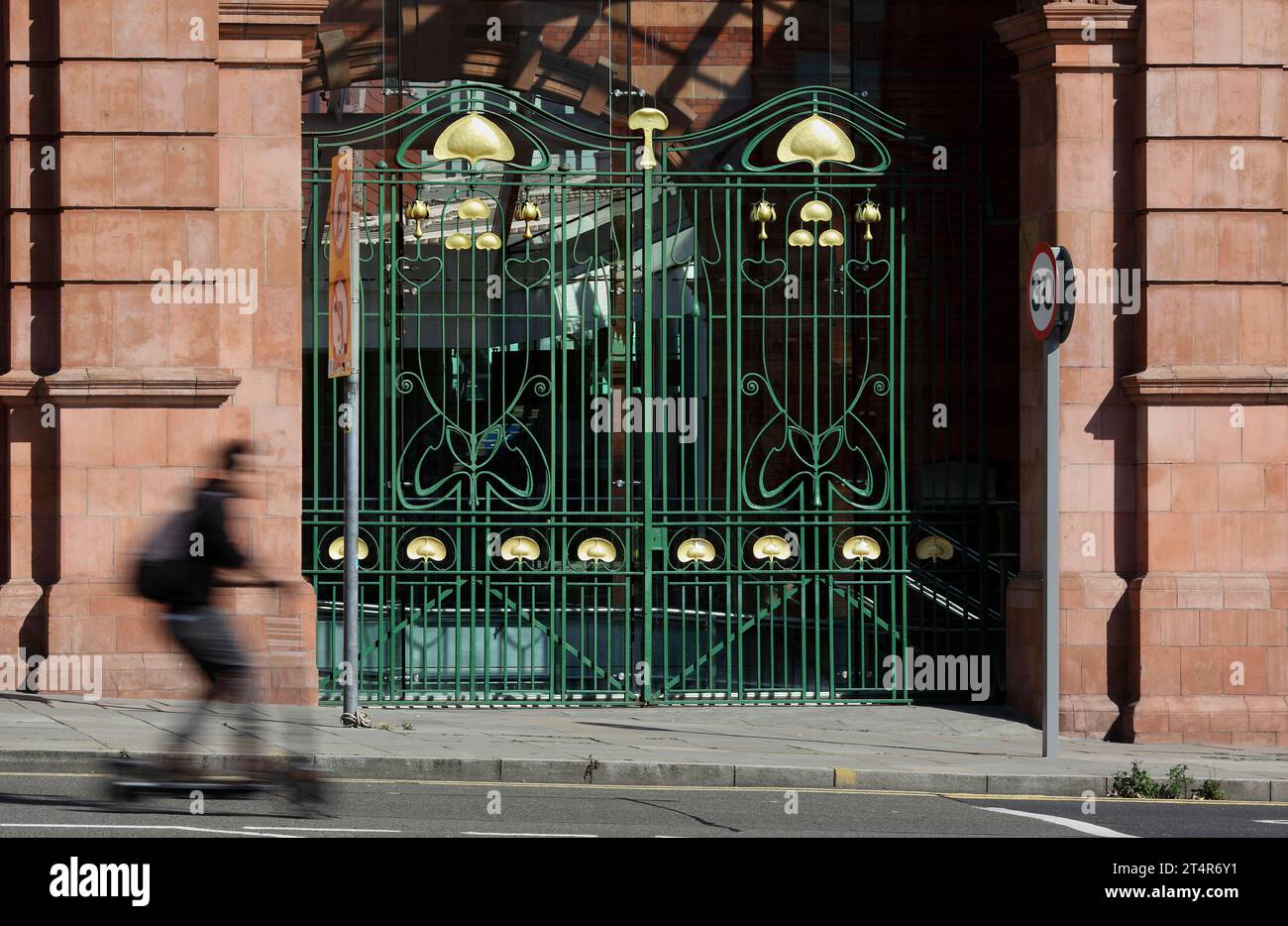 Schmiedeeiserne Tore im Jugendstil am Eingang zum Bahnhof Nottingham. Stockfoto