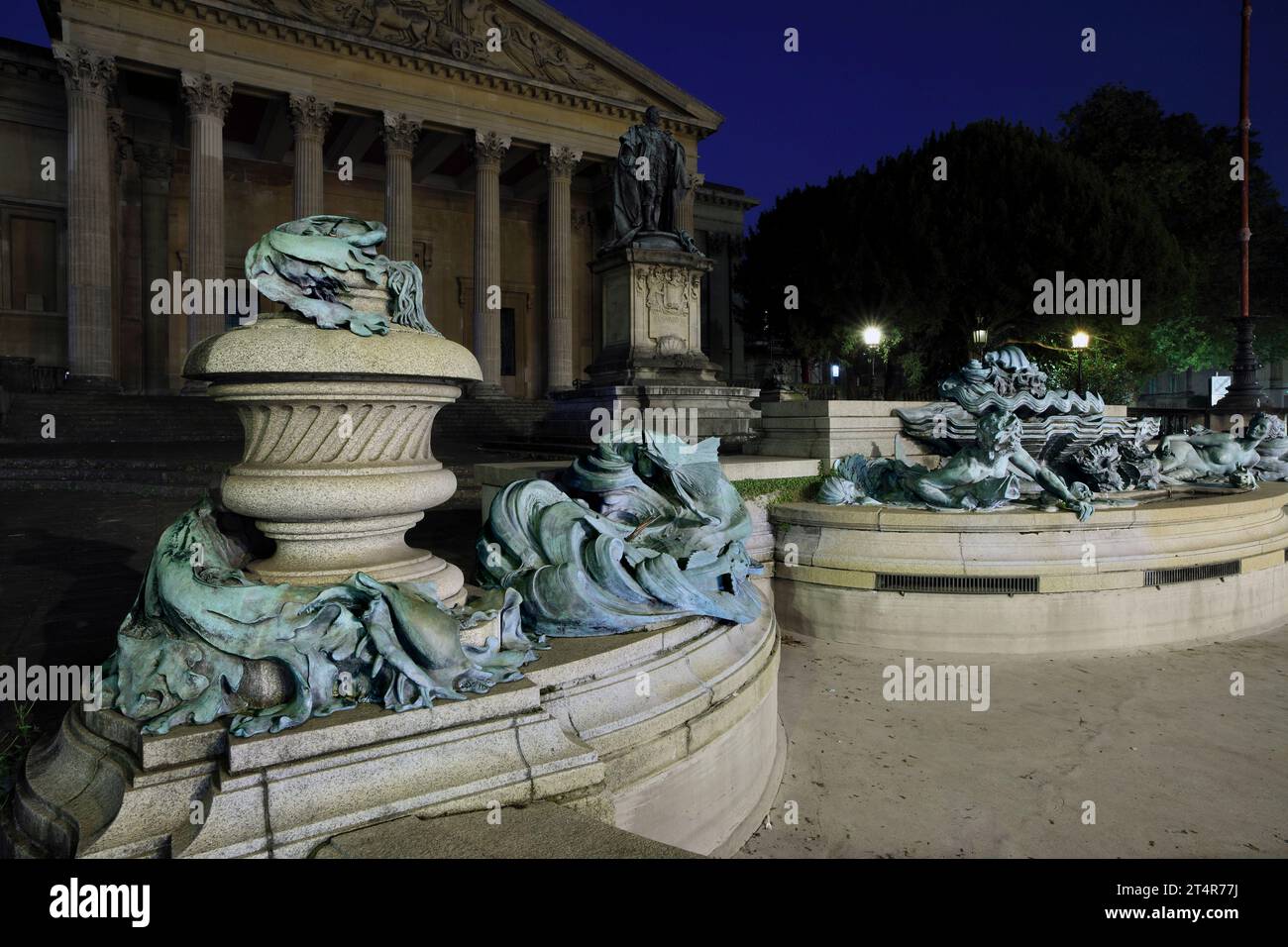 Bronzeskulpturen vor den Victoria Rooms, Bristol. Von Henry Poole, 1912. (Teil des Delfinbrunnens, funktionierte nicht, als das Foto aufgenommen wurde.) Stockfoto