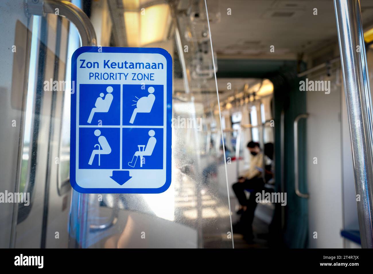 Bevorzugter Sitzbereich für ältere und schwangere Personen in öffentlichen Verkehrsmitteln. Stockfoto
