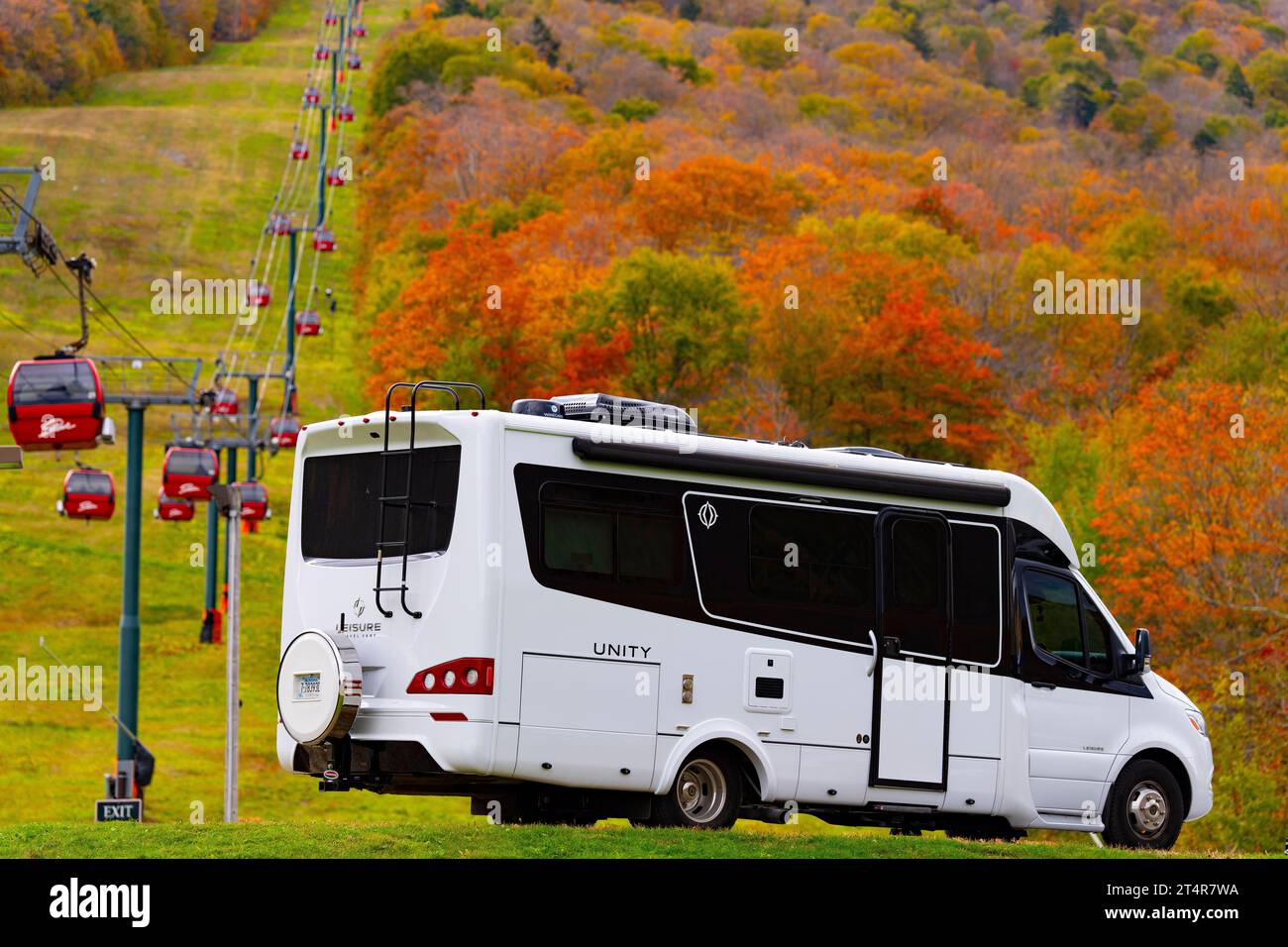 Freizeit Travel Van Unity Freizeitfahrzeug (RV) im Herbstlaub in Stowe, Vermont Stockfoto