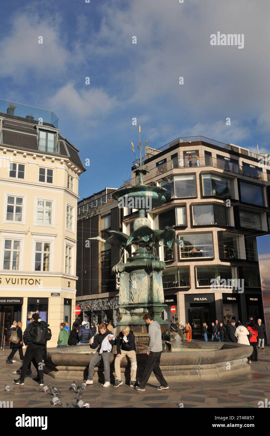 Kopenhagen, Dänemark /01. November 2023/Storchbrunnen auf stroeget auf amager torv in der dänischen Hauptstadt.(Photo.Francis Joseph Dean/Dean Pictures) Stockfoto