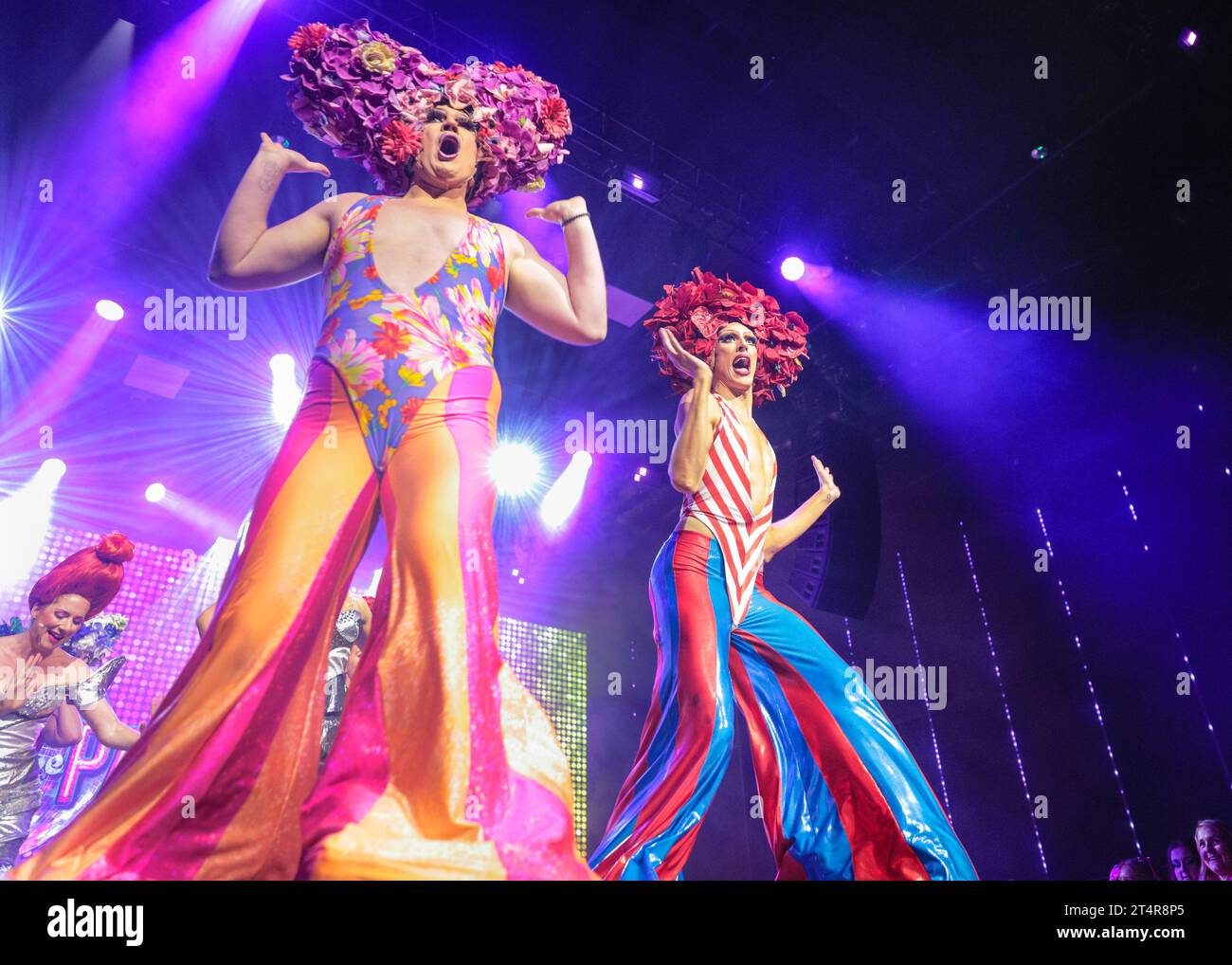 London, Großbritannien. November 2023. „Priscilla - the Party“, eine neue, immersive Show, die in Kürze in London erscheint, sieht ihre exklusive Vorschau und den Start im HERE-Veranstaltungsort, Teil von Londons Outernet-Attraktion. Die Show basiert lose auf „The Adventures of Priscilla, Queen of the Desert“ und wird Anfang 2024 eröffnet. Quelle: Imageplotter/Alamy Live News Stockfoto