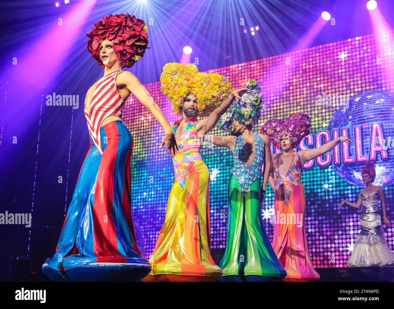 London, Großbritannien. November 2023. „Priscilla - the Party“, eine neue, immersive Show, die in Kürze in London erscheint, sieht ihre exklusive Vorschau und den Start im HERE-Veranstaltungsort, Teil von Londons Outernet-Attraktion. Die Show basiert lose auf „The Adventures of Priscilla, Queen of the Desert“ und wird Anfang 2024 eröffnet. Quelle: Imageplotter/Alamy Live News Stockfoto