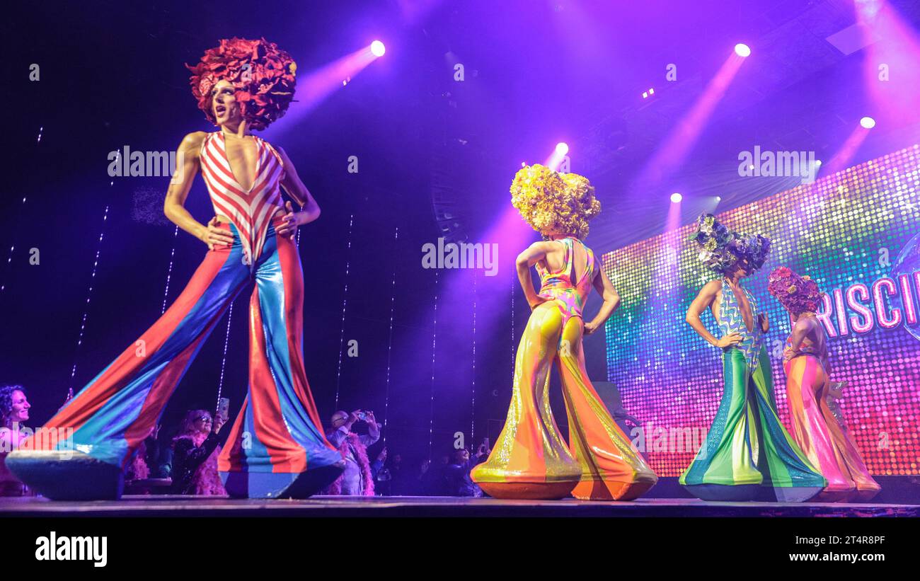 London, Großbritannien. November 2023. „Priscilla - the Party“, eine neue, immersive Show, die in Kürze in London erscheint, sieht ihre exklusive Vorschau und den Start im HERE-Veranstaltungsort, Teil von Londons Outernet-Attraktion. Die Show basiert lose auf „The Adventures of Priscilla, Queen of the Desert“ und wird Anfang 2024 eröffnet. Quelle: Imageplotter/Alamy Live News Stockfoto