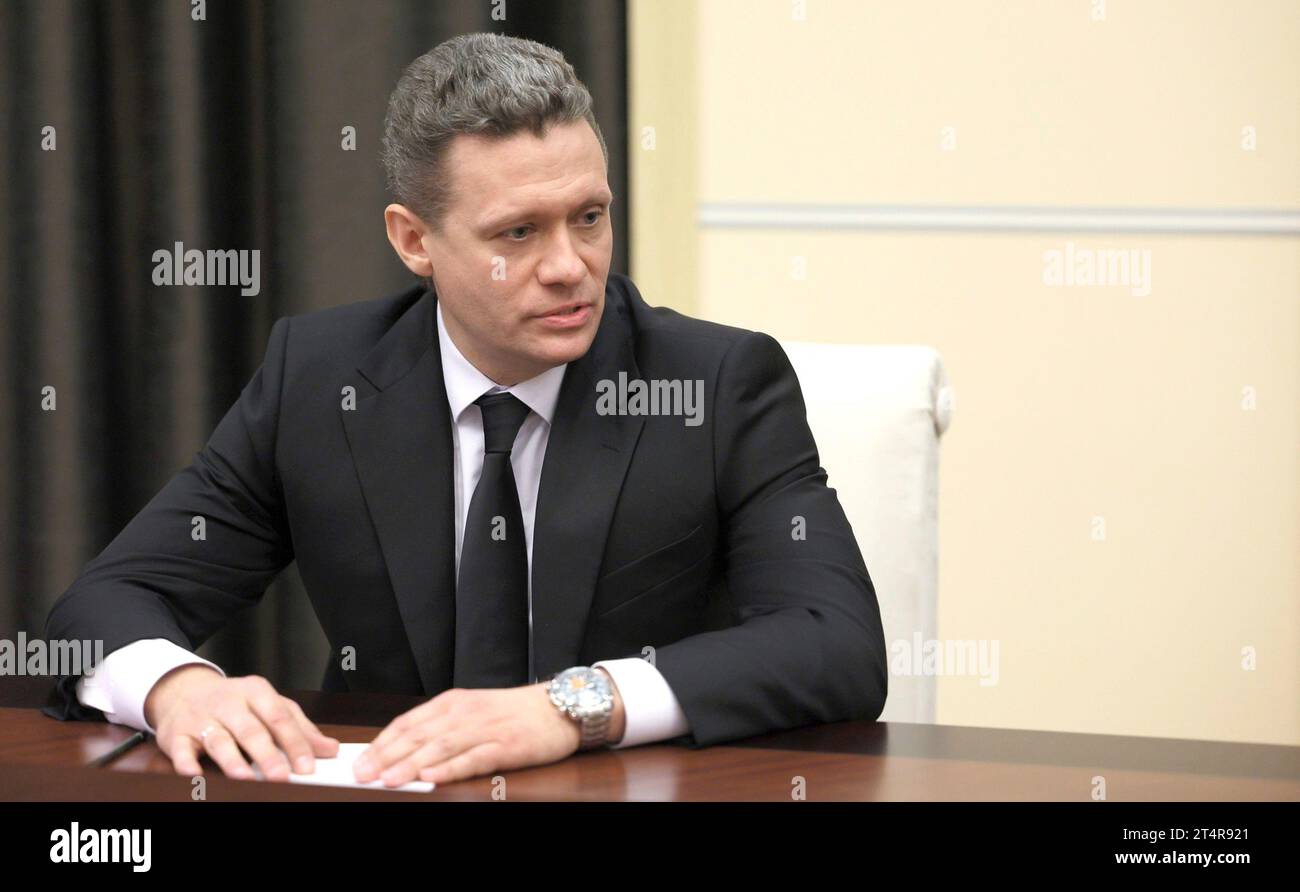 Novo-Ogaryovo, Russland. 31. Oktober 2023. Der neu ernannte amtierende Gouverneur der Region Wologda Geogry Filimonov hört den russischen Präsidenten Wladimir Putin während eines Treffens im Präsidentenstaat Novo-Ogarjowo, am 31. Oktober 2023 außerhalb Moskaus. Quelle: Gavriil Grigorov/Kreml Pool/Alamy Live News Stockfoto