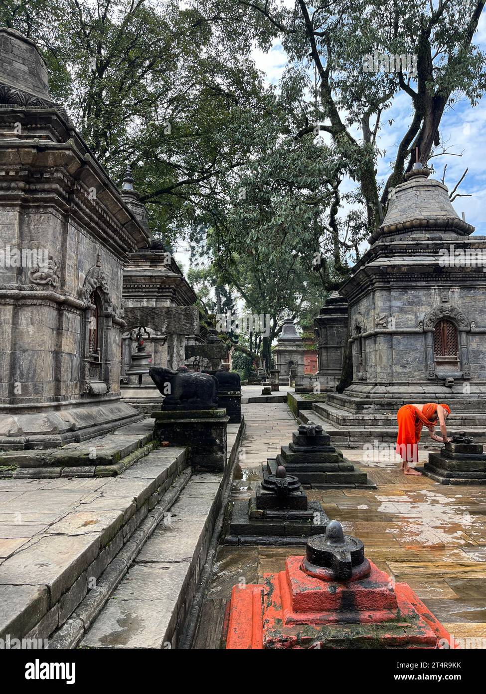 Kathmandu, Nepal: hindumönch reinigt die Altäre nach Tieropfern und Gebetszeremonien, Einäscherungszeremonie im Pashupatinath-Tempel, Hindutempel Stockfoto