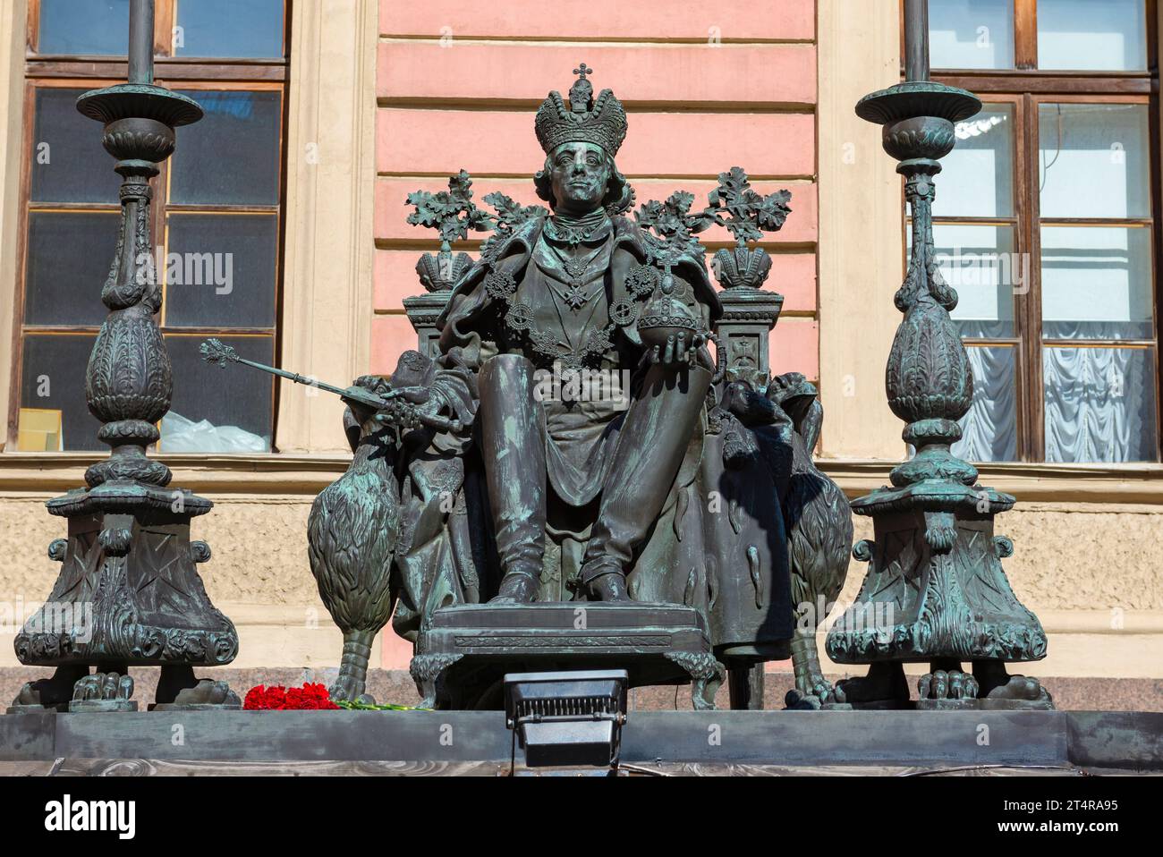 SANKT PETERSBURG, RUSSLAND - 5. SEPTEMBER 2021: Denkmal für den russischen Kaiser Paul I. im Hof der Michailowski-Burg an einem sonnigen Tag Stockfoto