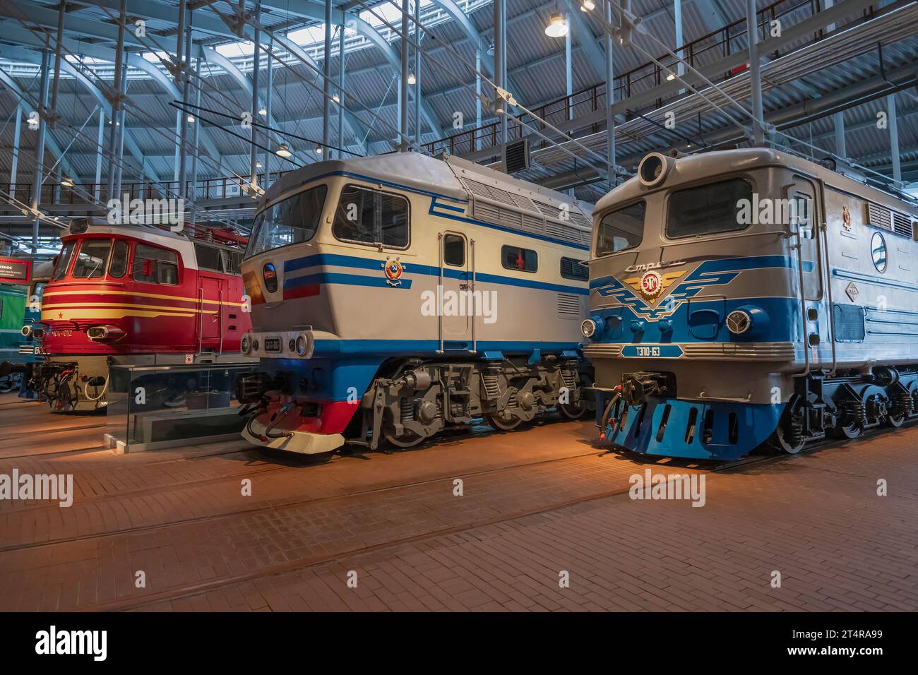 ST. PETERSBURG, RUSSLAND - 12. JANUAR 2022: Personendiesellokomotiven der Eisenbahnen der Sowjetunion in der Ausstellung des Eisenbahnmuseums Stockfoto