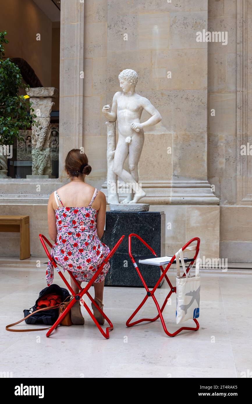 Student des Kunstinstituts vor einer Statue im Louvre, Paris, Frankreich, Europa Stockfoto