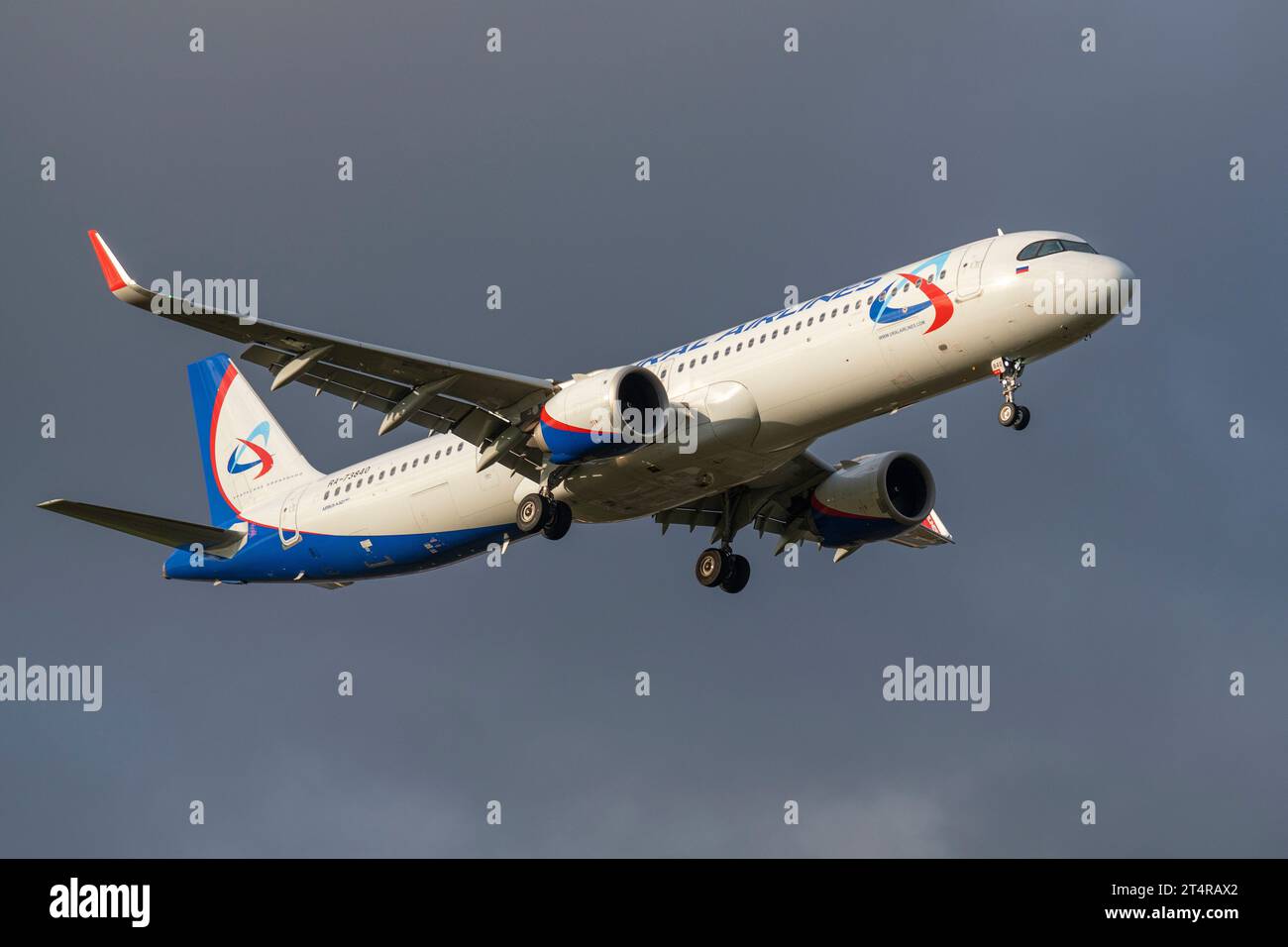 SANKT PETERSBURG, RUSSLAND - 24. OKTOBER 2023: Flugzeug Airbus A321-251NX (RA-73840) der Ural Airlines auf einem Gleitweg am düsteren Oktoberhimmel Stockfoto