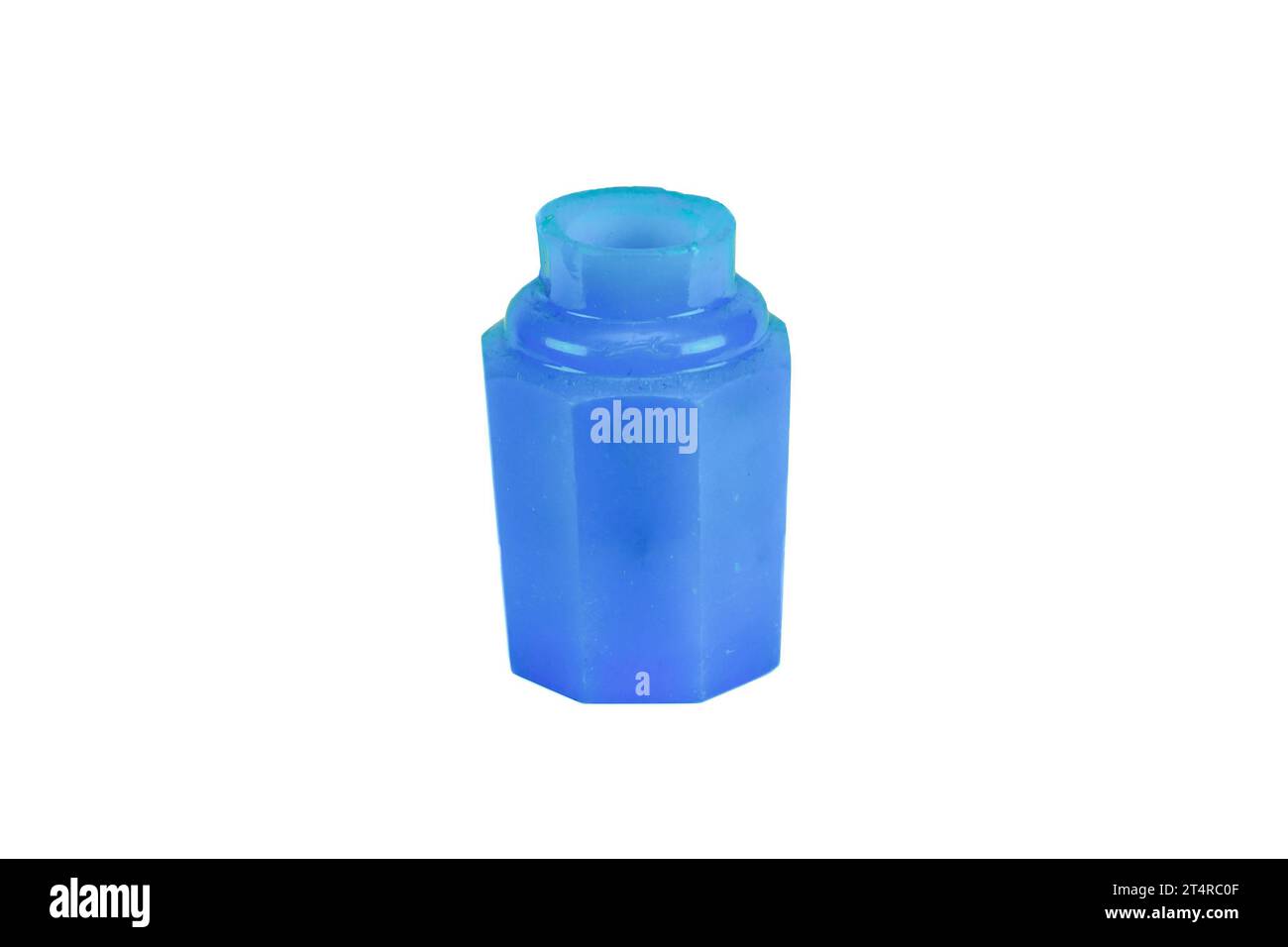 Kleine sechseckige Aquamarin-Flasche mit weißem Hintergrund Stockfoto
