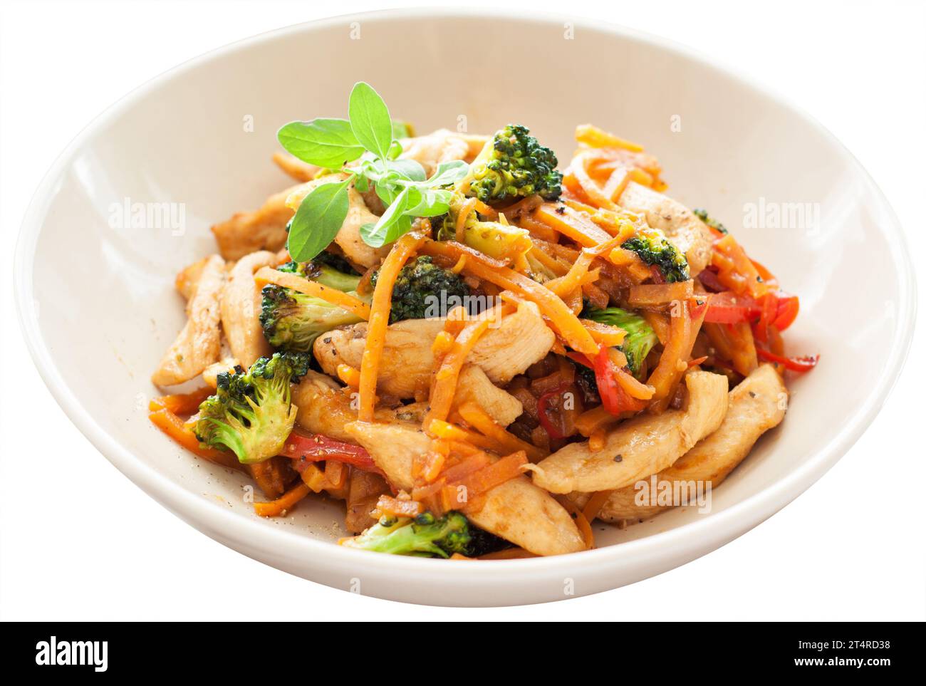 Hähnchenbrustbraten mit Süßkartoffelnudeln, Brokkoli, Karotten und Paprika, isoliert auf weißem Hintergrund. Stockfoto