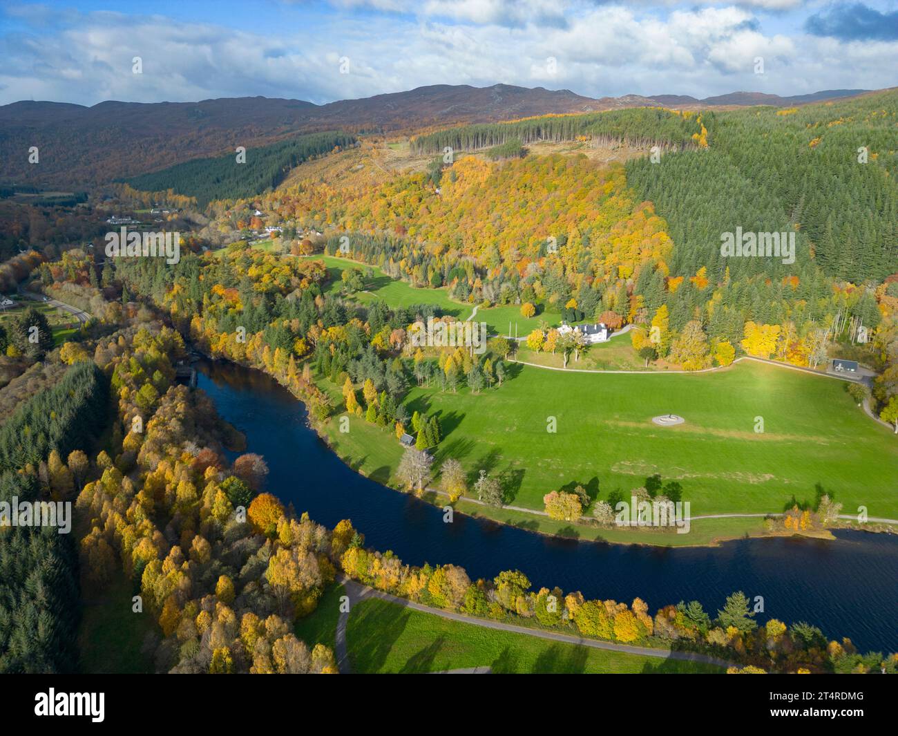 Aus der Vogelperspektive auf den Fluss Moriston und Wälder mit herbstlichen Farben in Invermoriston, Schottland, Großbritannien Stockfoto