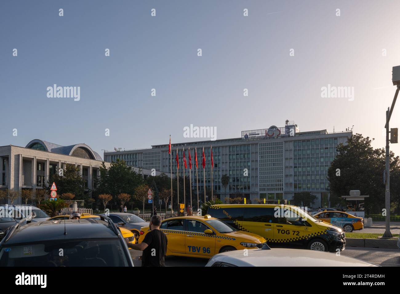 ISTANBUL, TÜRKEI, 10 22.2023: Panoramablick von außen auf das Gebäude der Stadtverwaltung Istanbul in Sarachane, Fatih. Die Gemeinde hat einen Impor Stockfoto