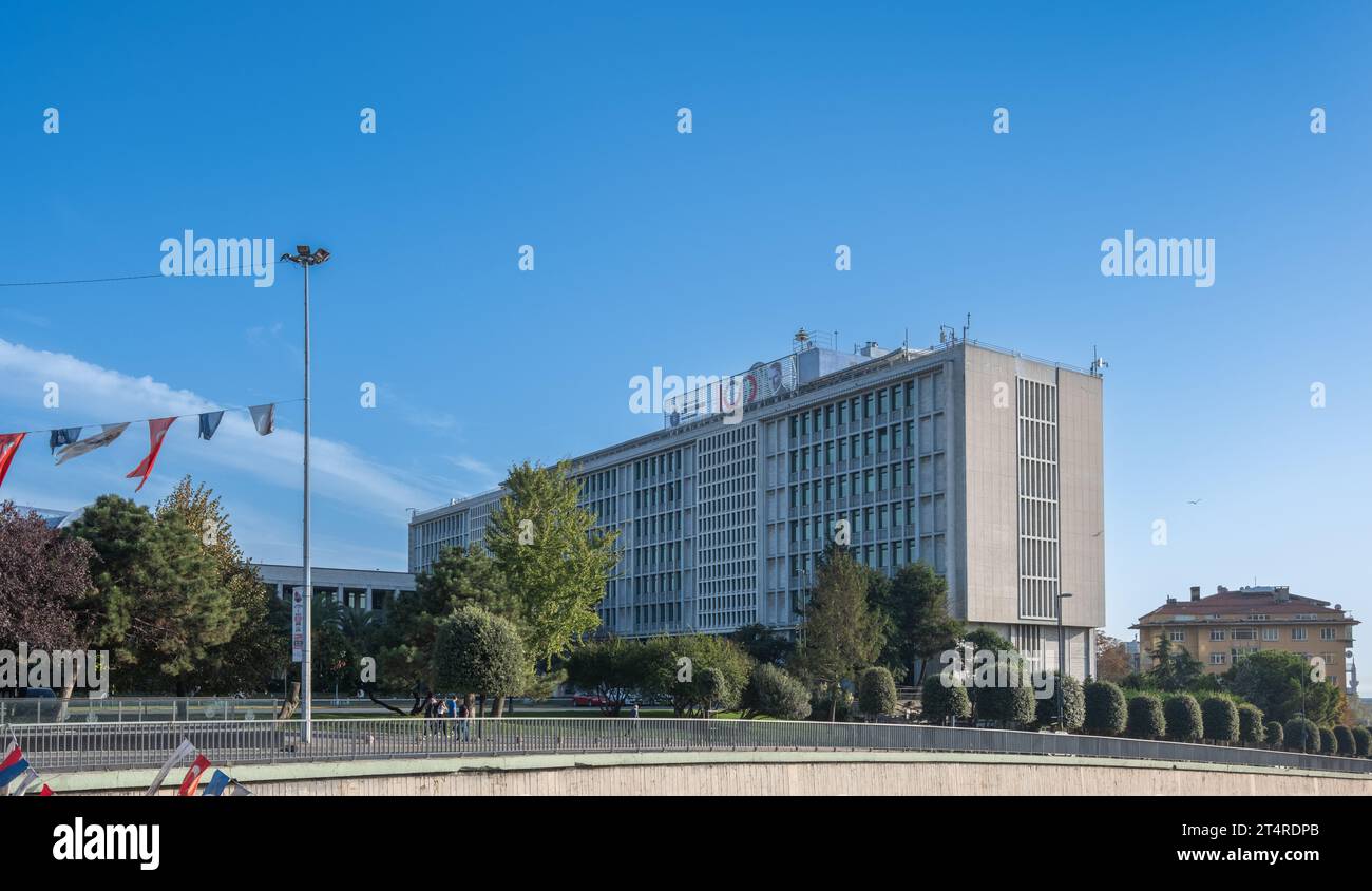 ISTANBUL, TÜRKEI, 10 22.2023: Panoramablick von außen auf das Gebäude der Stadtverwaltung Istanbul in Sarachane, Fatih. Die Gemeinde hat einen Impor Stockfoto