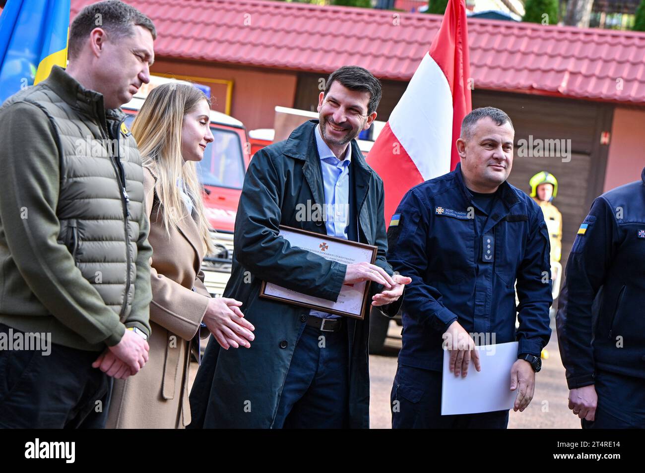 Nicht exklusiv: LEMBERG, UKRAINE - 30. OKTOBER 2023 - Leiter der regionalen Militärverwaltung Lemberg, Maksym Kozytskyi, Honorarkonsul Österreichs in Lemberg Stockfoto