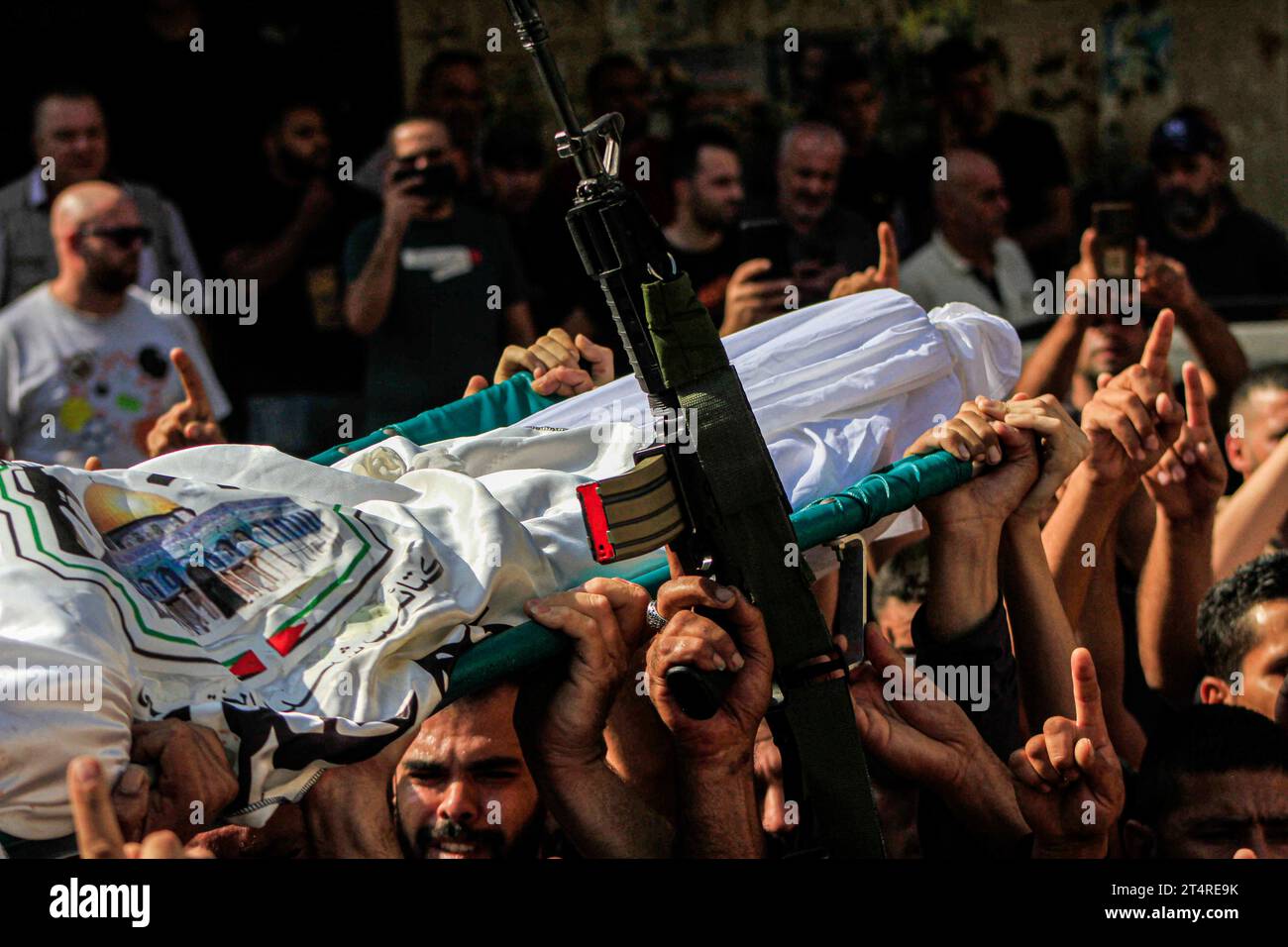 ANMERKUNG DES HERAUSGEBERS: Das Bild zeigt den Tod Mourners tragen die Leiche eines von drei Palästinensern, die bei einem israelischen Militärangriff in einem Flüchtlingslager von Dschenin im besetzten nördlichen Westjordanland erschossen wurden. (Foto: Nasser Ishtayeh / SOPA Images/SIPA USA) Stockfoto