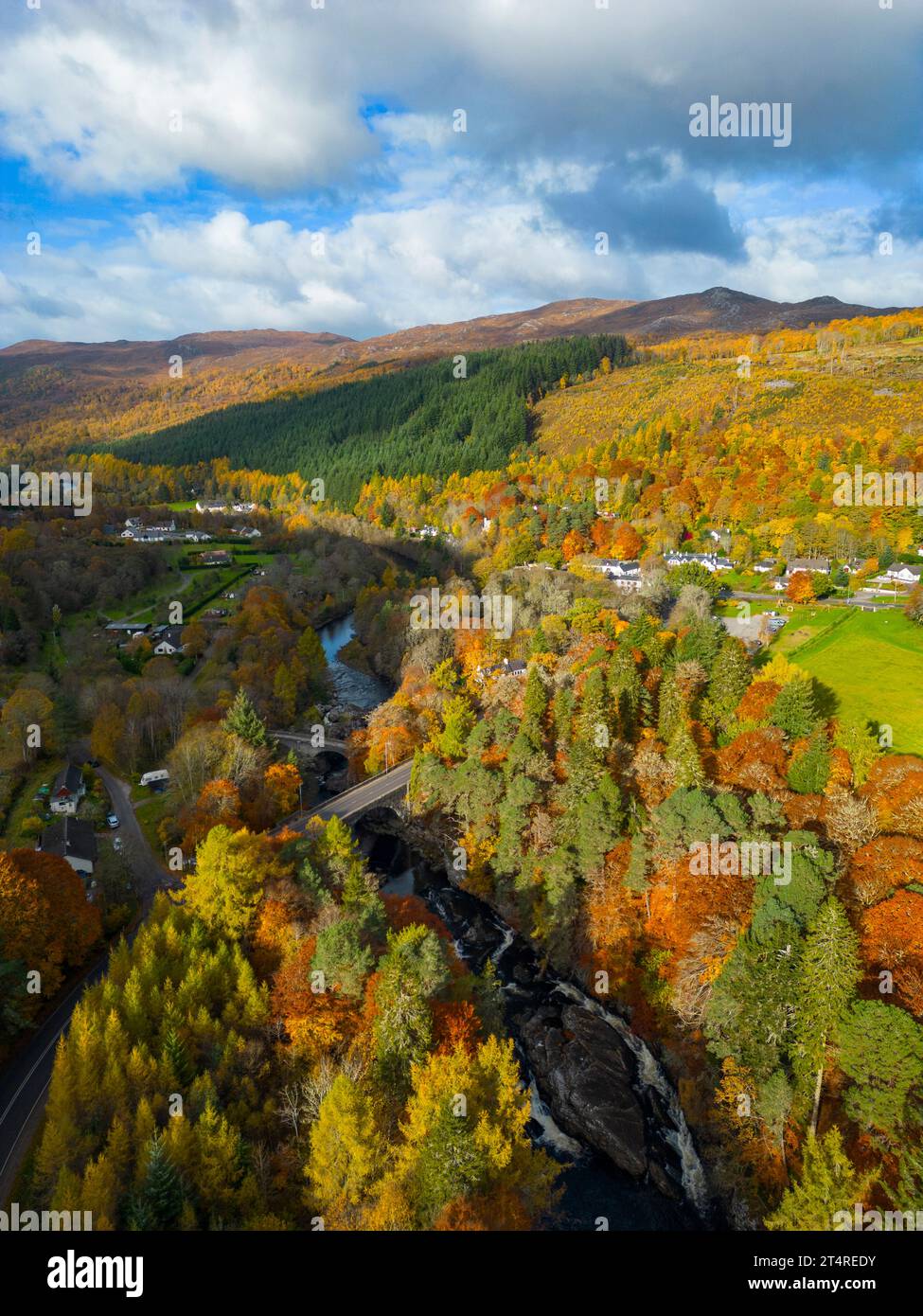Aus der Vogelperspektive auf den Fluss Moriston und Wälder mit herbstlichen Farben in Invermoriston, Schottland, Großbritannien Stockfoto