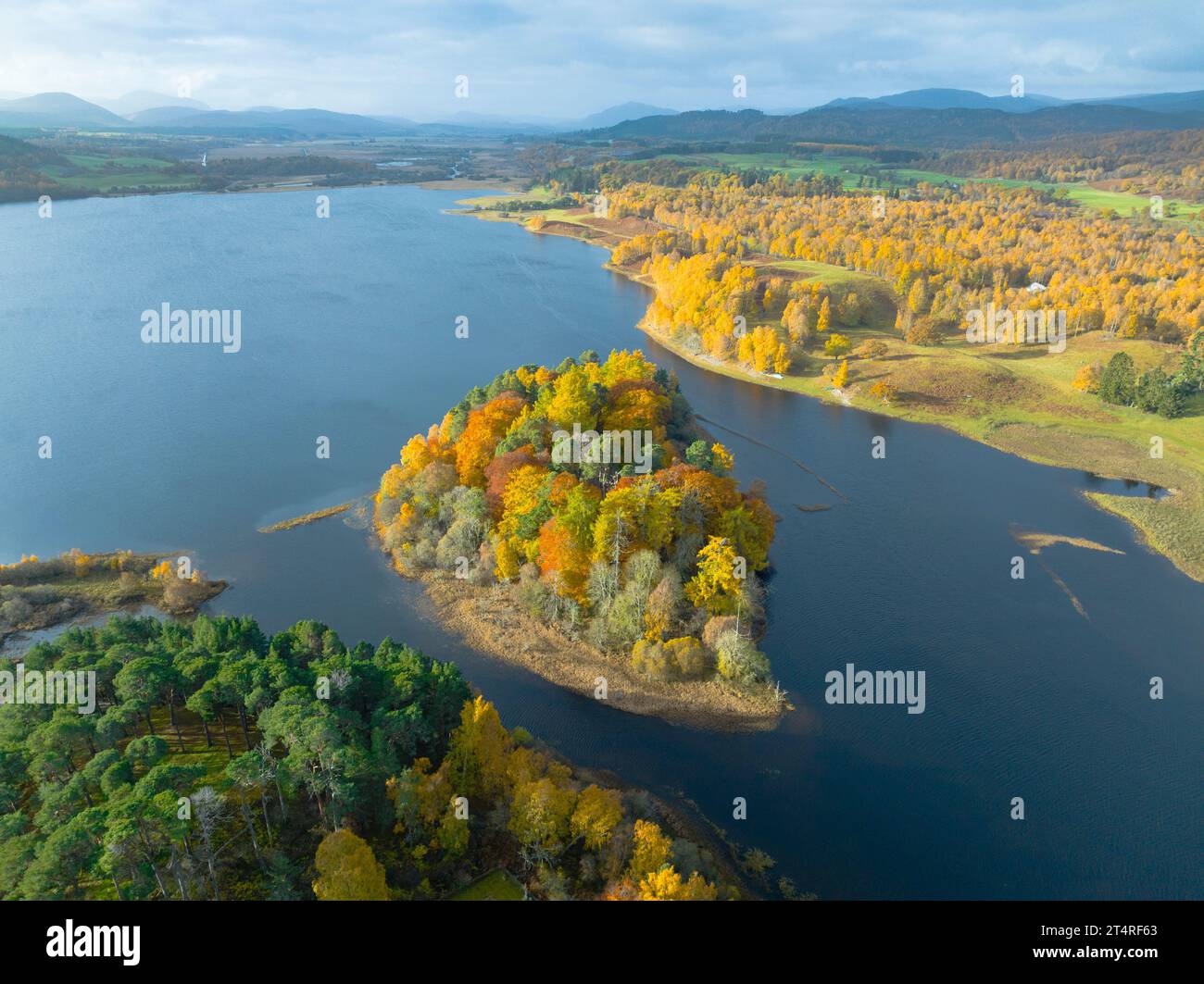 Luftaufnahme der kleinen Insel Tom Dubh mit Wäldern in Herbstfarben auf Loch Insh am River Spey, Kincraig, Scottish Highlands, Schottland, Großbritannien Stockfoto