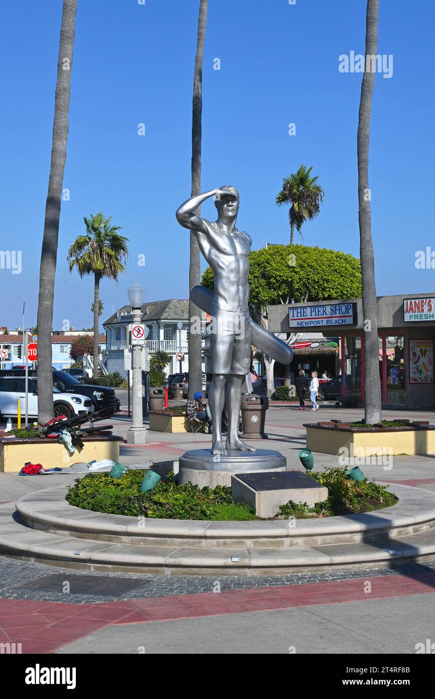NEWPORT BEACH, KALIFORNIEN - 26. OCT 2023: Die Ben Carlson Statue am McFadden Square am Pier. Stockfoto