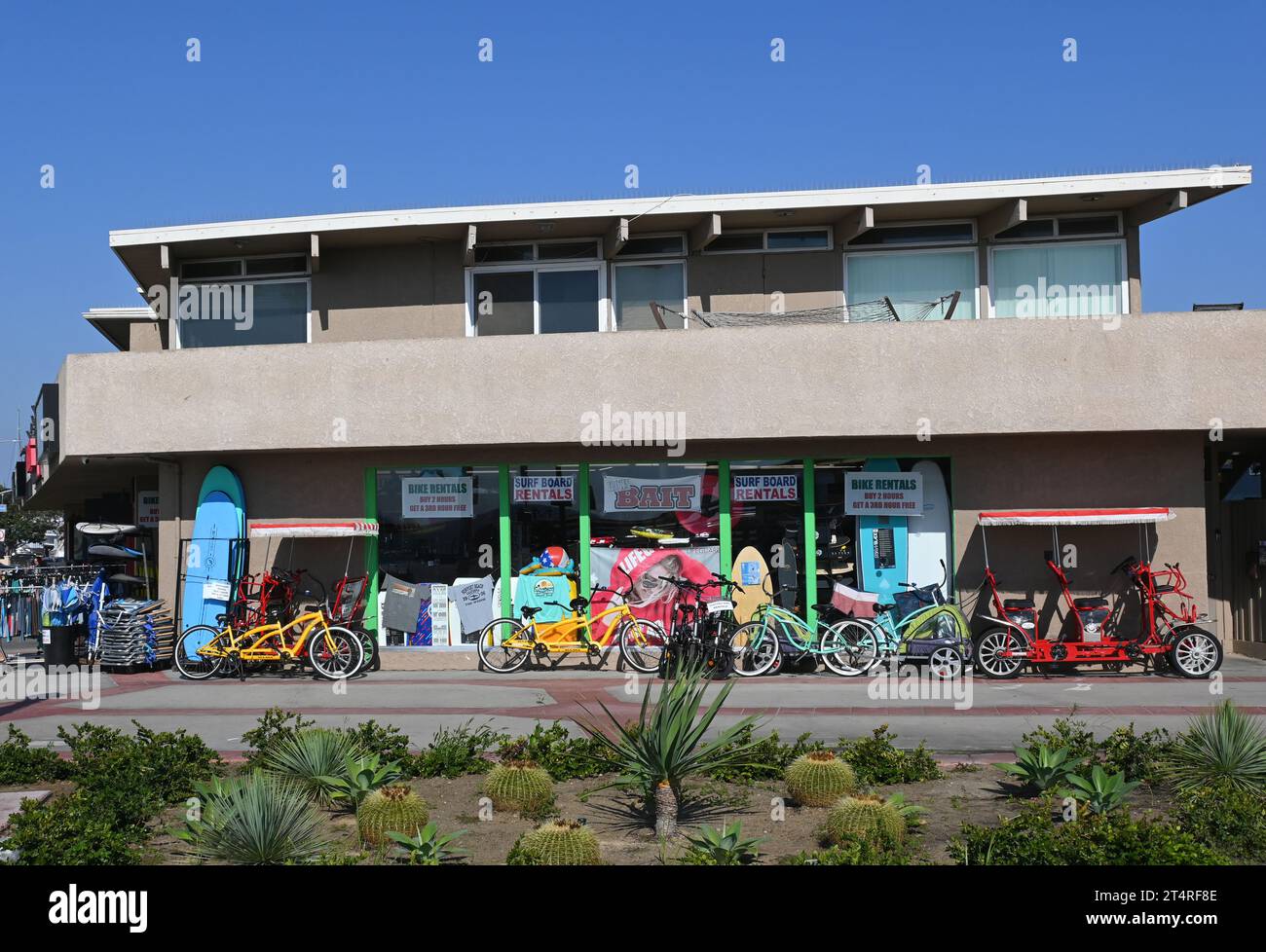 NEWPORT BEACH, KALIFORNIEN - 26. OCT 2023: Boardwalk Sports Verleih Shop in McFadden Square am Pier. Stockfoto