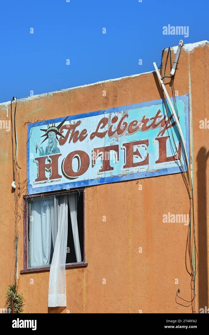 LONG BEACH, KALIFORNIEN - 18. OCT 2023: Nahaufnahme des Liberty Hotel-Schilds auf der Cherry Avenue. Stockfoto