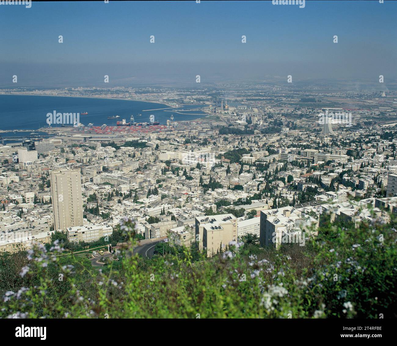 Israel. Haifa. Blick über die Dächer zum Meer. Stockfoto