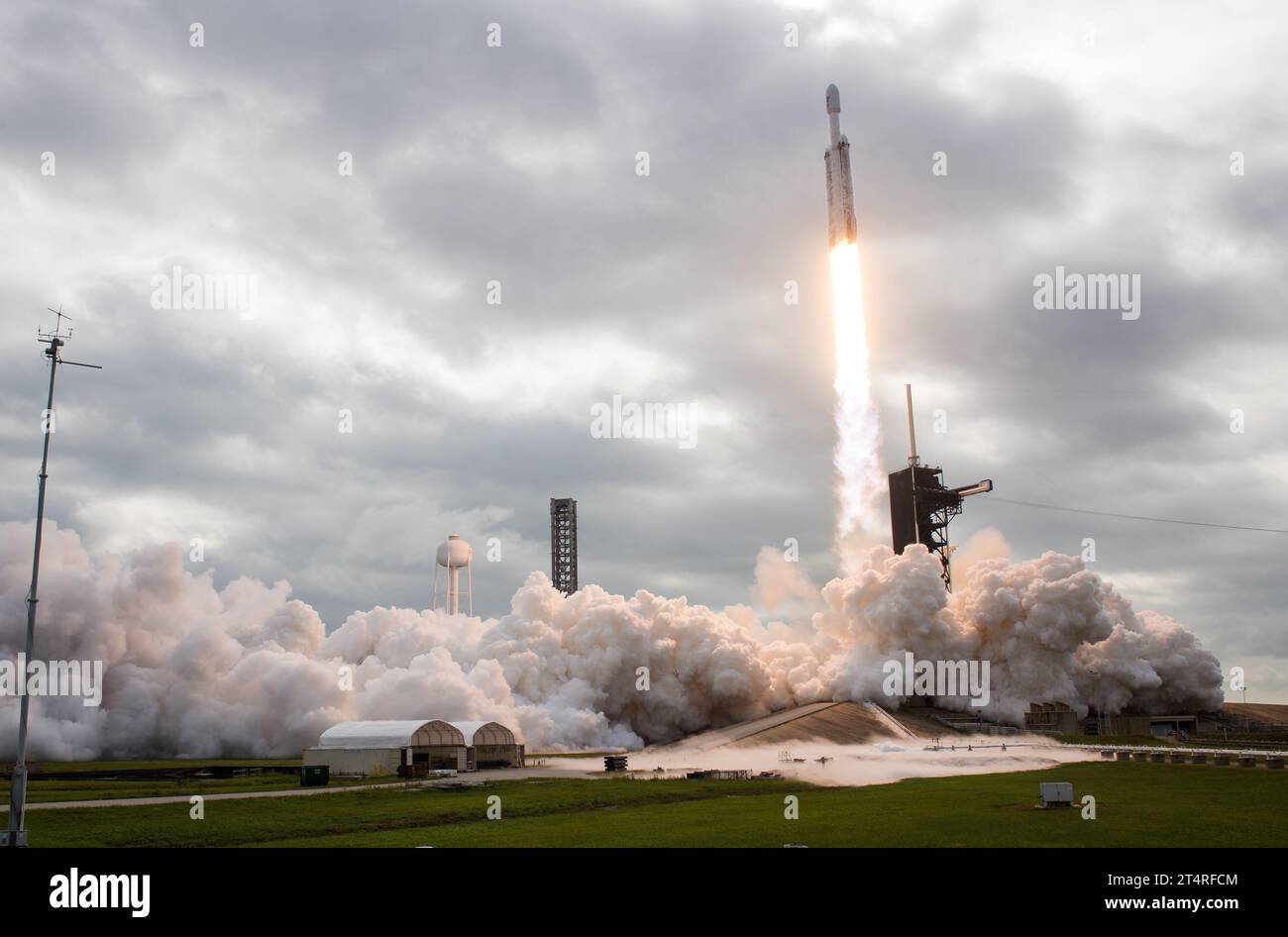 CAPE CANAVERAL, FLORIDA, USA - 13. Oktober 2023 - Eine SpaceX Falcon Heavy Rakete mit dem Raumschiff Psyche an Bord wird vom Launch Complex 39A aus gestartet. Stockfoto CAPE CANAVERAL, FLORIDA, USA - 13. Oktober 2023 - Eine SpaceX Falcon Heavy Rakete mit dem Raumschiff Psyche an Bord wird vom Launch Complex 39A aus gestartet. Stockfoto