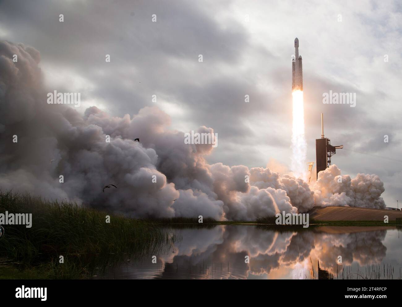 CAPE CANAVERAL, FLORIDA, USA - 13. Oktober 2023 - Eine SpaceX Falcon Heavy Rakete mit dem Raumschiff Psyche an Bord wird vom Launch Complex 39A aus gestartet. Stockfoto CAPE CANAVERAL, FLORIDA, USA - 13. Oktober 2023 - Eine SpaceX Falcon Heavy Rakete mit dem Raumschiff Psyche an Bord wird vom Launch Complex 39A aus gestartet. Stockfoto