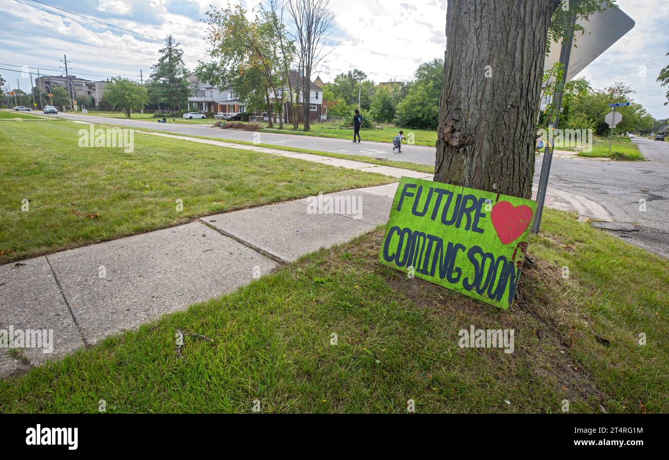 Highland Park, Michigan – Ein hoffnungsvolles Zeichen für die Zukunft steht inmitten von Ackerflächen und verlassenen Häusern in einer wirtschaftlich schwierigen Stadt. Stockfoto