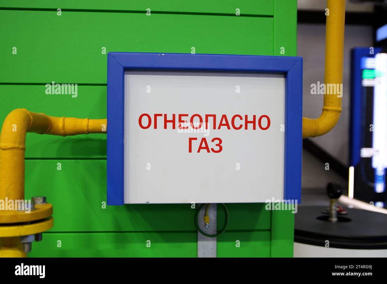 Ein Schild für brennbares Gas in der 12. Straße Petersburg International Gas Forum (PMGF 2023) in St. Petersburg. Stockfoto