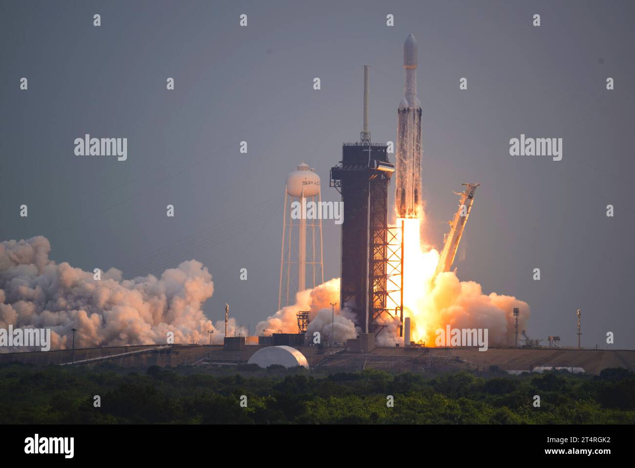 CAPE CANAVERAL, FLORIDA, USA - 13. Oktober 2023 - Eine SpaceX Falcon Heavy Rakete mit dem Raumschiff Psyche an Bord wird vom Launch Complex 39A aus gestartet. Stockfoto CAPE CANAVERAL, FLORIDA, USA - 13. Oktober 2023 - Eine SpaceX Falcon Heavy Rakete mit dem Raumschiff Psyche an Bord wird vom Launch Complex 39A aus gestartet. Stockfoto