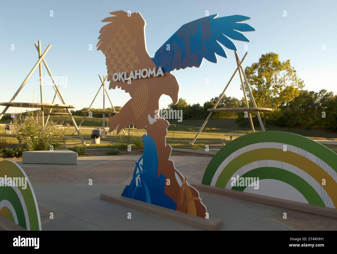 Im Oklahoma Welcome Center ist ein amerikanischer Weißkopfseeadler mit Flügeln zu sehen. USA. Stockfoto
