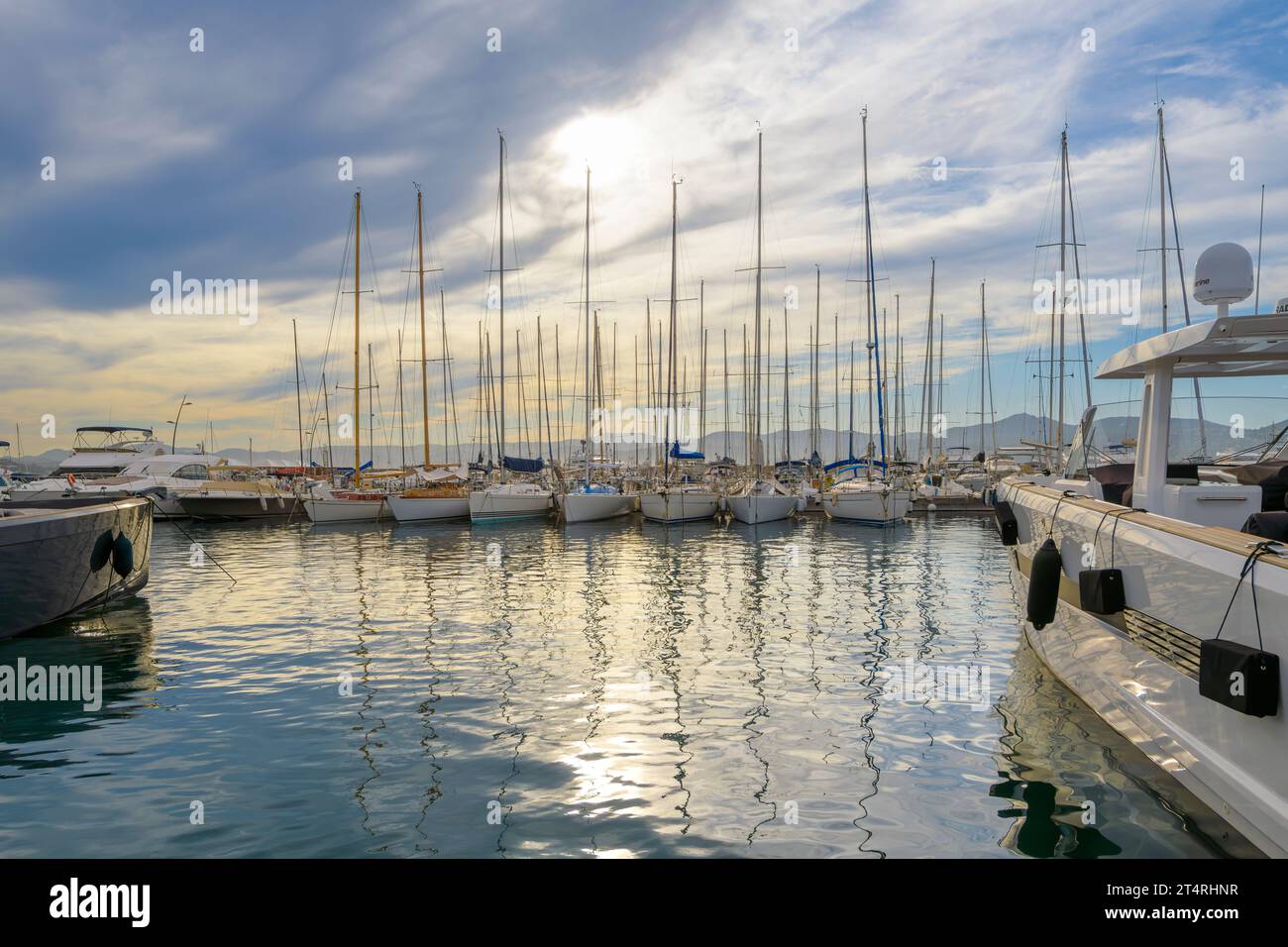 Luxusyachten im Hafen von Port de Saint-Tropez in Saint-Tropez, Frankreich bei Sonnenuntergang. Stockfoto