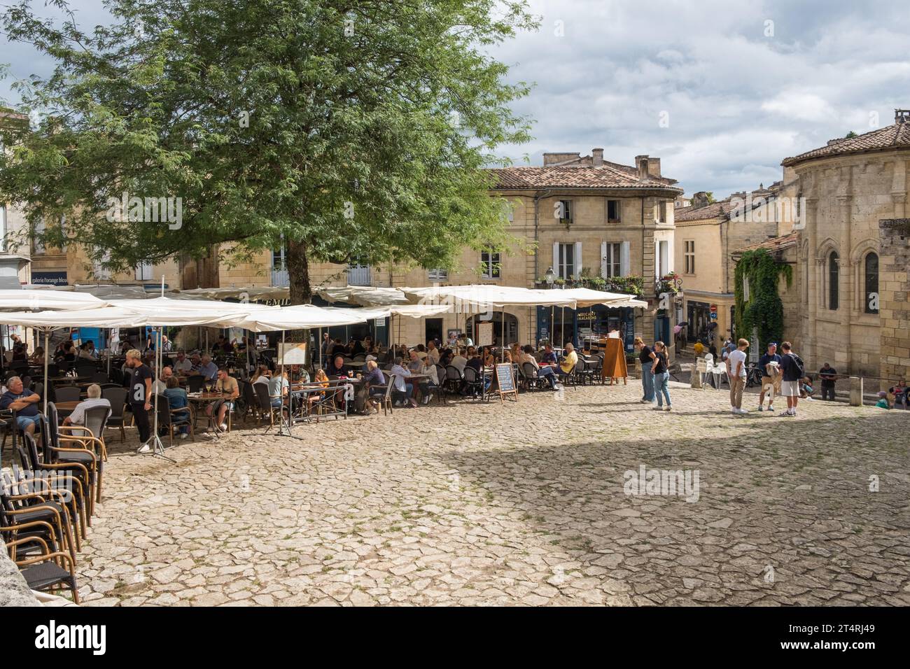 Leute, die vor einem Restaurant im hübschen Dorf Saint Emilion in Bordeaux, Frankreich, sitzen Stockfoto