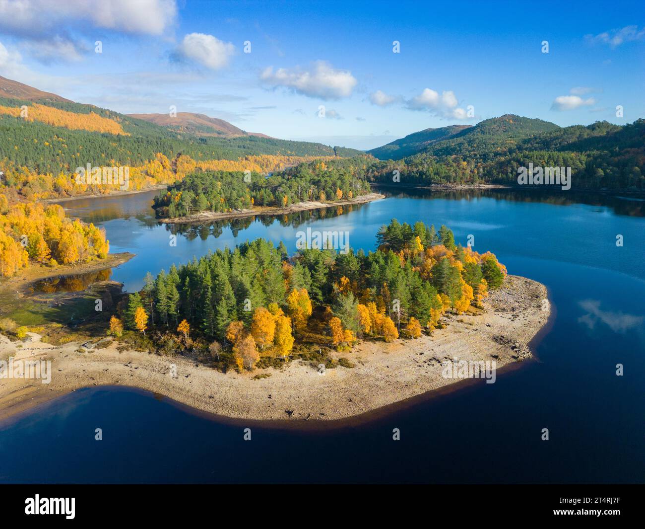 Luftaufnahmen herbstlicher Farben im Wald neben Loch Beinn, einem Mheadhoin in Glen Affric, Scottish Highlands, Schottland, Großbritannien Stockfoto