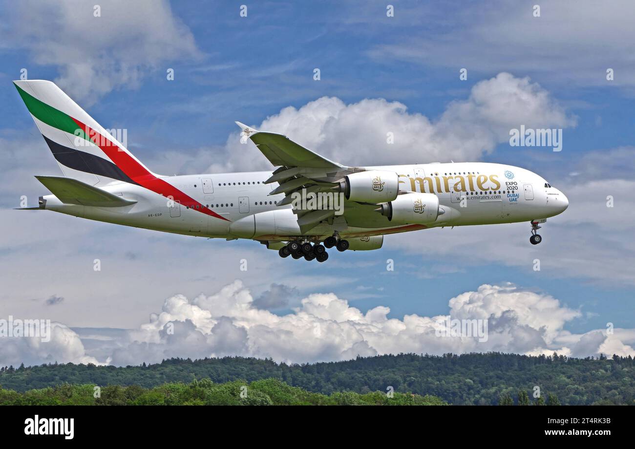 Landung eines Langstreckenflugzeugs der Fluggesellschaft Emirates vom Typ Airbus A380-861 mit der Kennung A6-EDP auf dem Flughafen Zürich. Flugbetrieb am Flughafen Zürich-Kloten ZRH am 01. Juni 2016. Zürich Kanton Zürich Schweiz *** Landung eines Langstreckenflugzeugs der Fluggesellschaft Emirates vom Typ Airbus A380 861 mit der Registrierung A6 EDP am Flughafen Zürich Flugbetrieb am Flughafen Zürich Kloten ZRH am 01. Juni 2016 Zürich Kanton Zürich Schweiz Credit: Imago/Alamy Live News Stockfoto