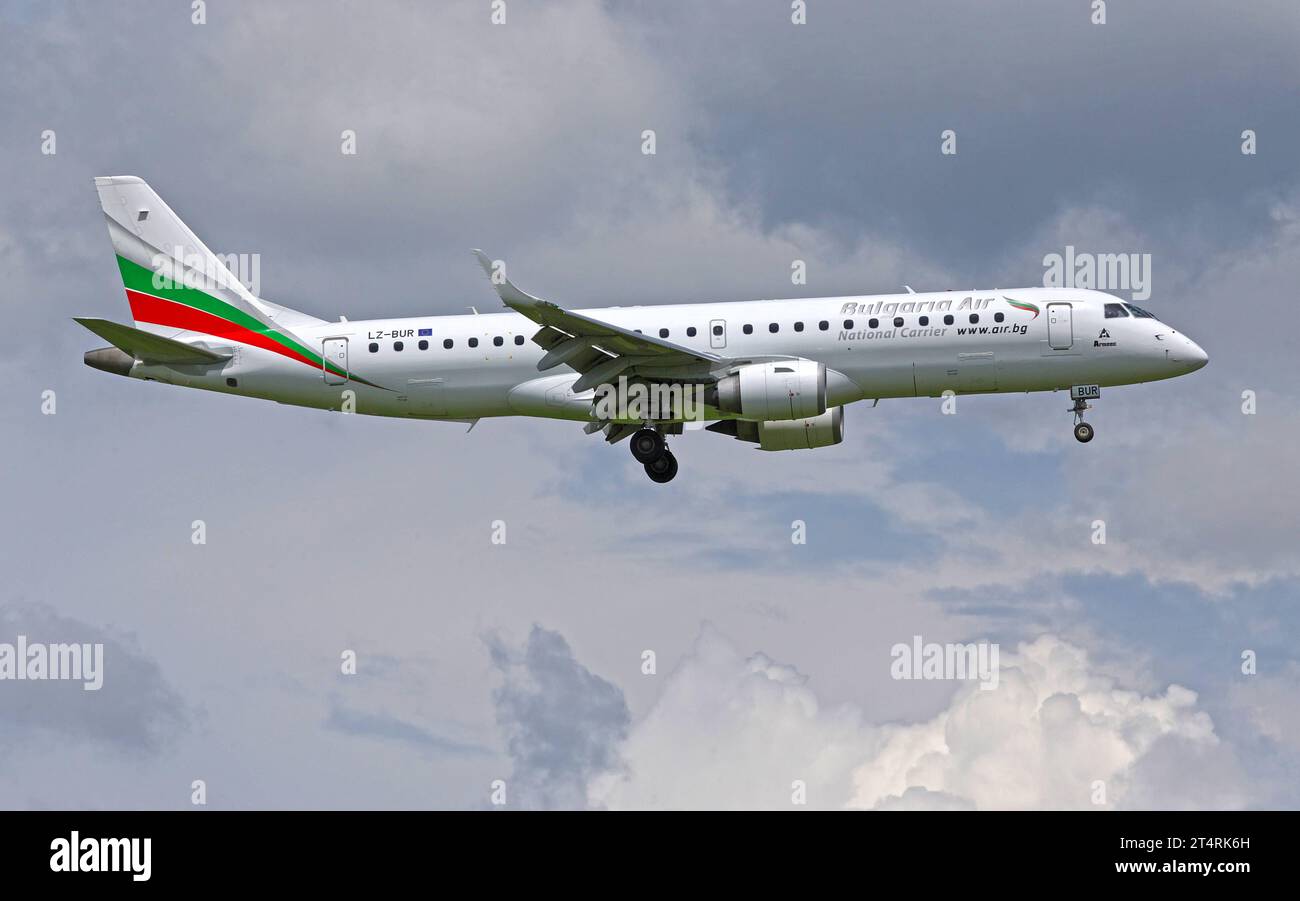 Landung eines Passagierflugzeugs der bulgarischen Fluggesellschaft Bulgaria Air vom Typ Embraer E190STD mit der Kennung LZ-BUR auf dem Flughafen Zürich. Flugbetrieb am Flughafen Zürich-Kloten ZRH am 01. Juni 2016. Zürich Kanton Zürich Schweiz *** Landung eines Passagierflugzeugs der bulgarischen Fluggesellschaft Bulgaria Air des Typs Embraer E190STD mit der Registrierung LZ BUR am Flughafen Zürich Flugbetrieb am Flughafen Zürich Kloten ZRH am 01. Juni 2016 Zürich Kanton Zürich Schweiz Credit: Imago/Alamy Live News Stockfoto